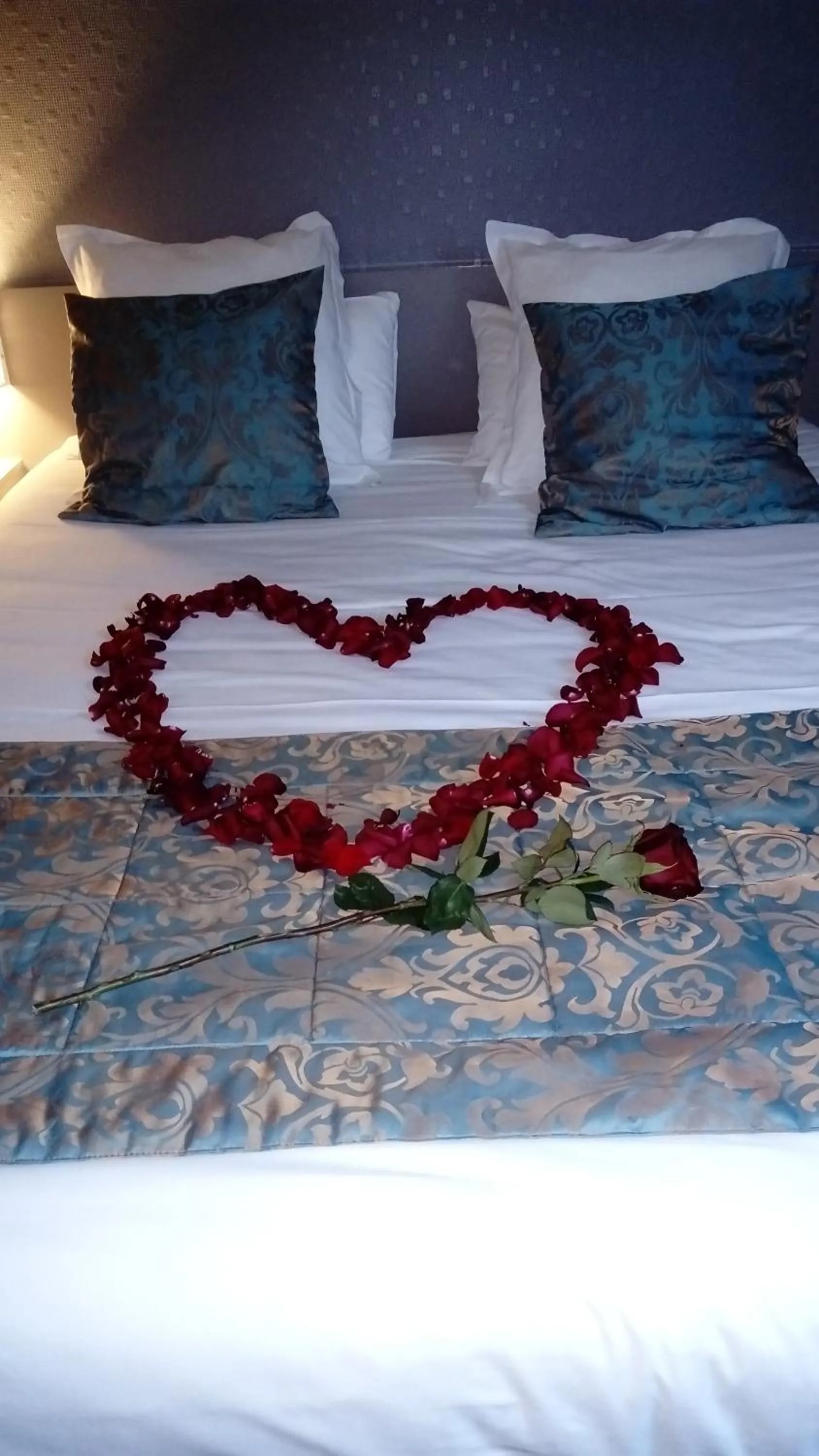 Bedroom, Bed in Le Pavillon de Rouen