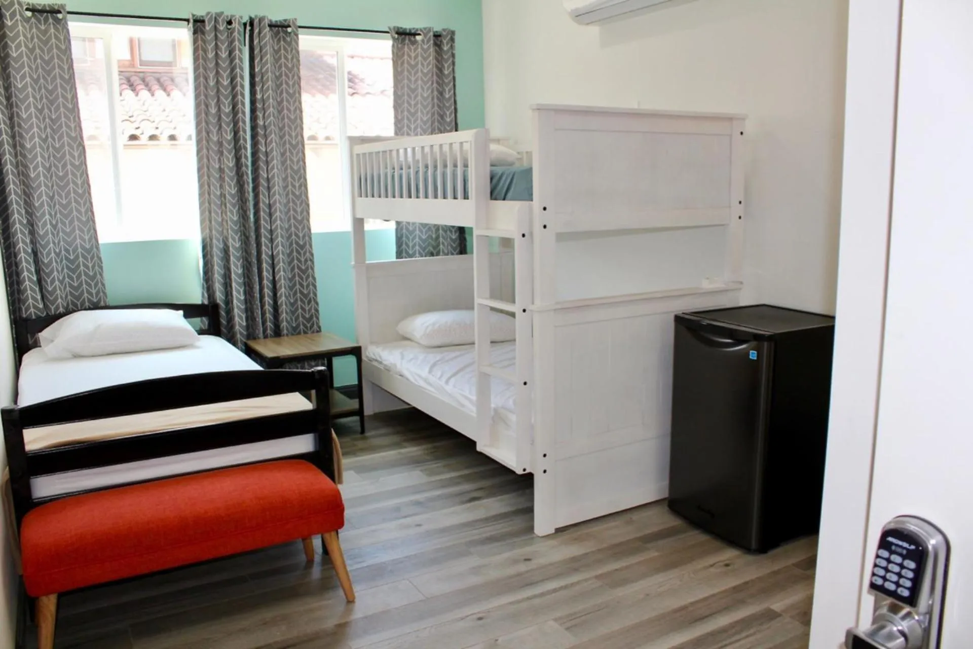 Bed in 8th and Ardmore