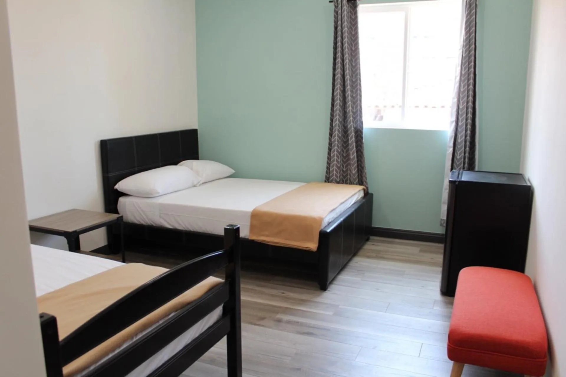 Bed in 8th and Ardmore