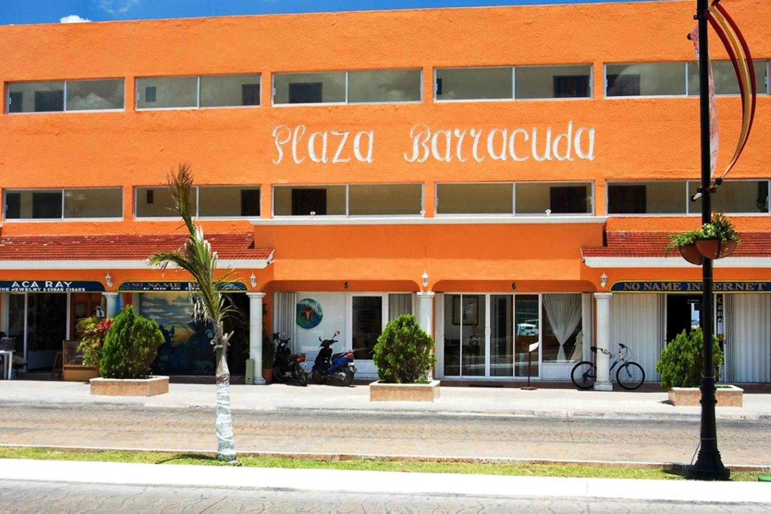 Facade/entrance in Hotel Barracuda