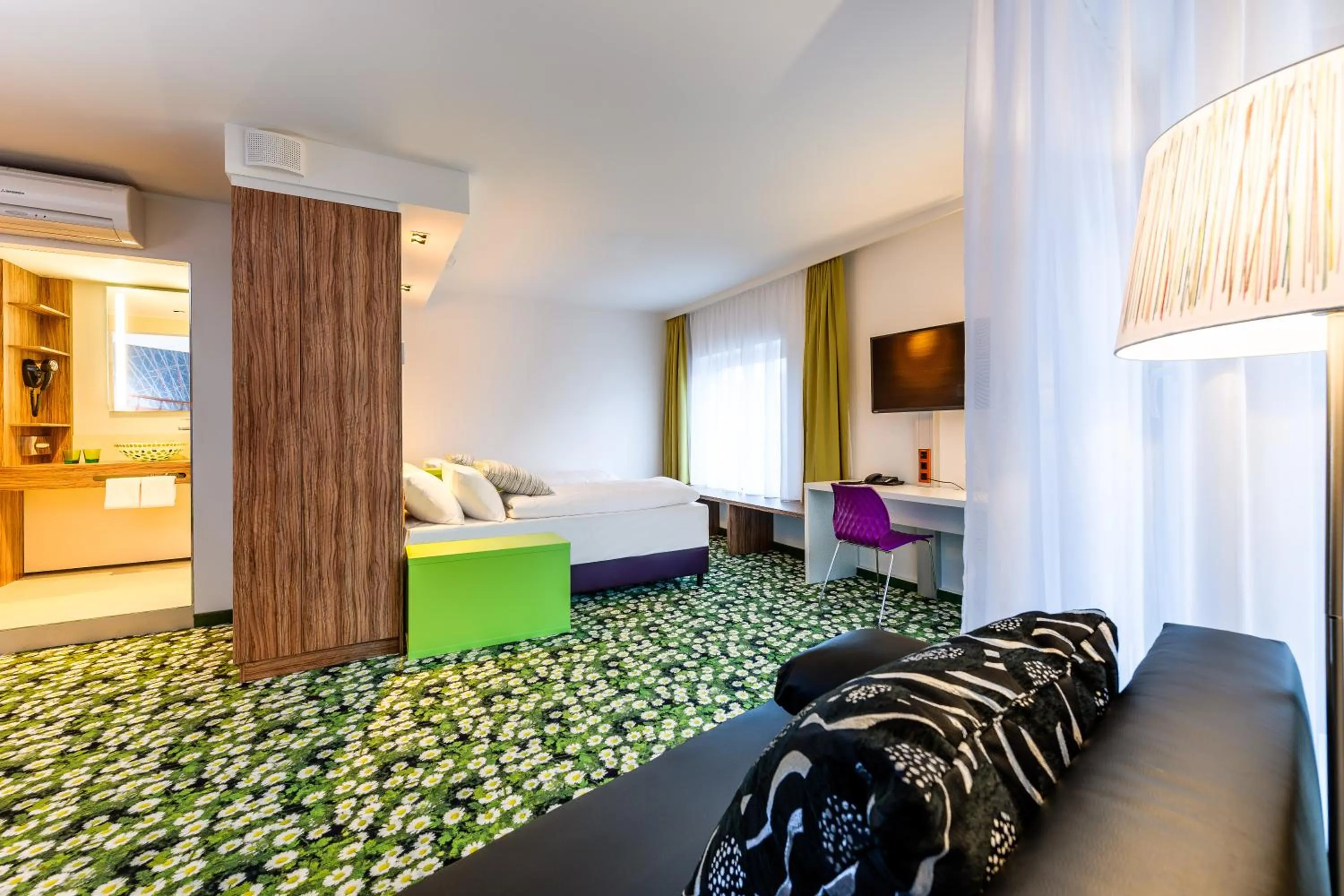 Bathroom, Bed in Ibis Styles Wien City