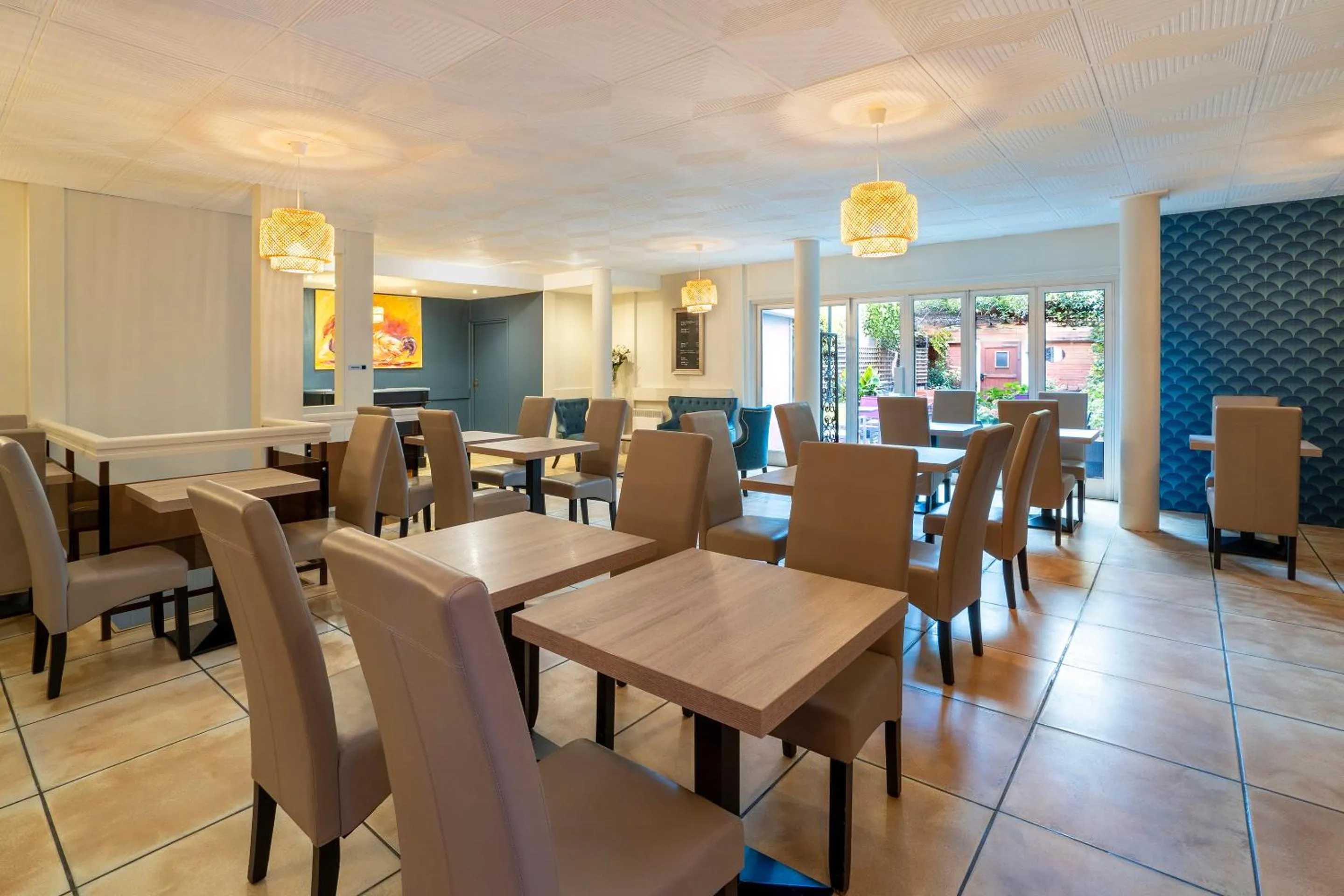 Restaurant/places to eat in Sure Hotel by Best Western Angouleme