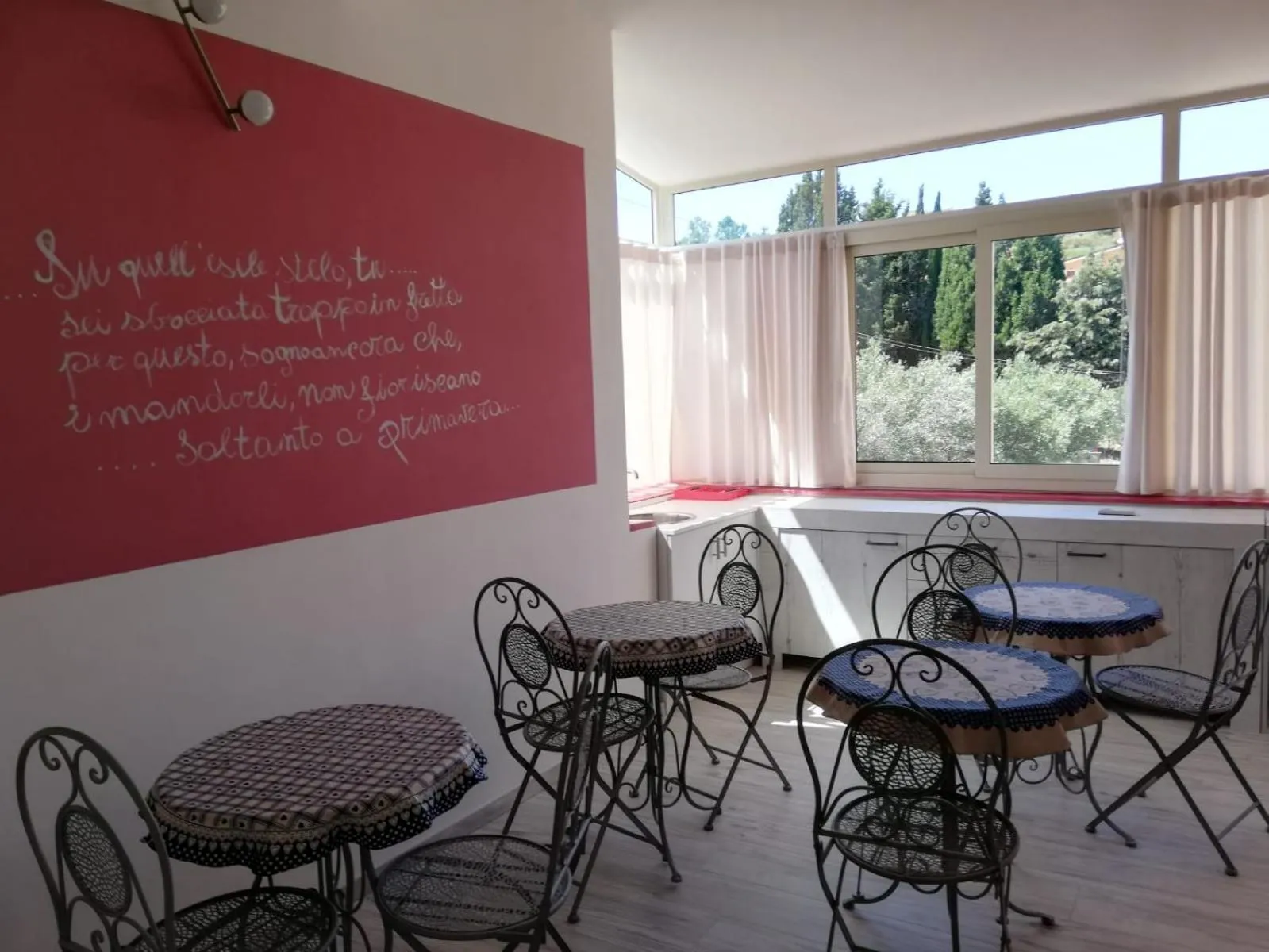 Dining area in B&B La Collina Dei Poeti