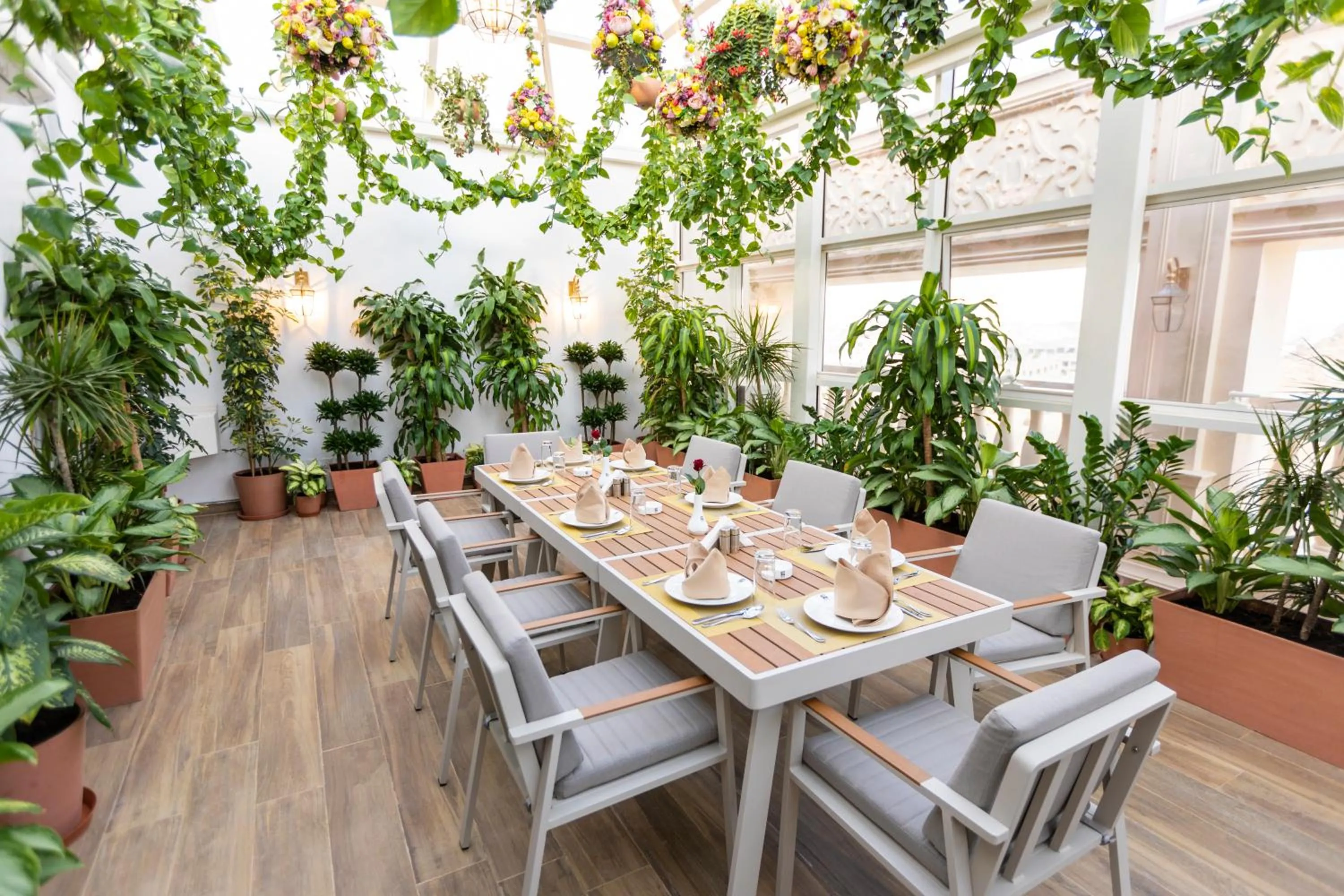 Restaurant/places to eat in Remaj Hotel