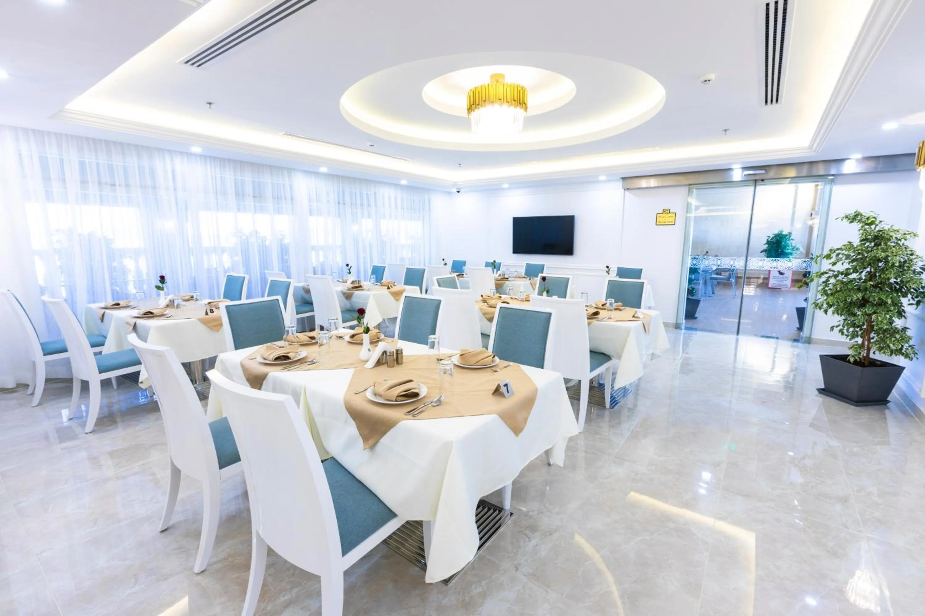 Restaurant/places to eat in Remaj Hotel