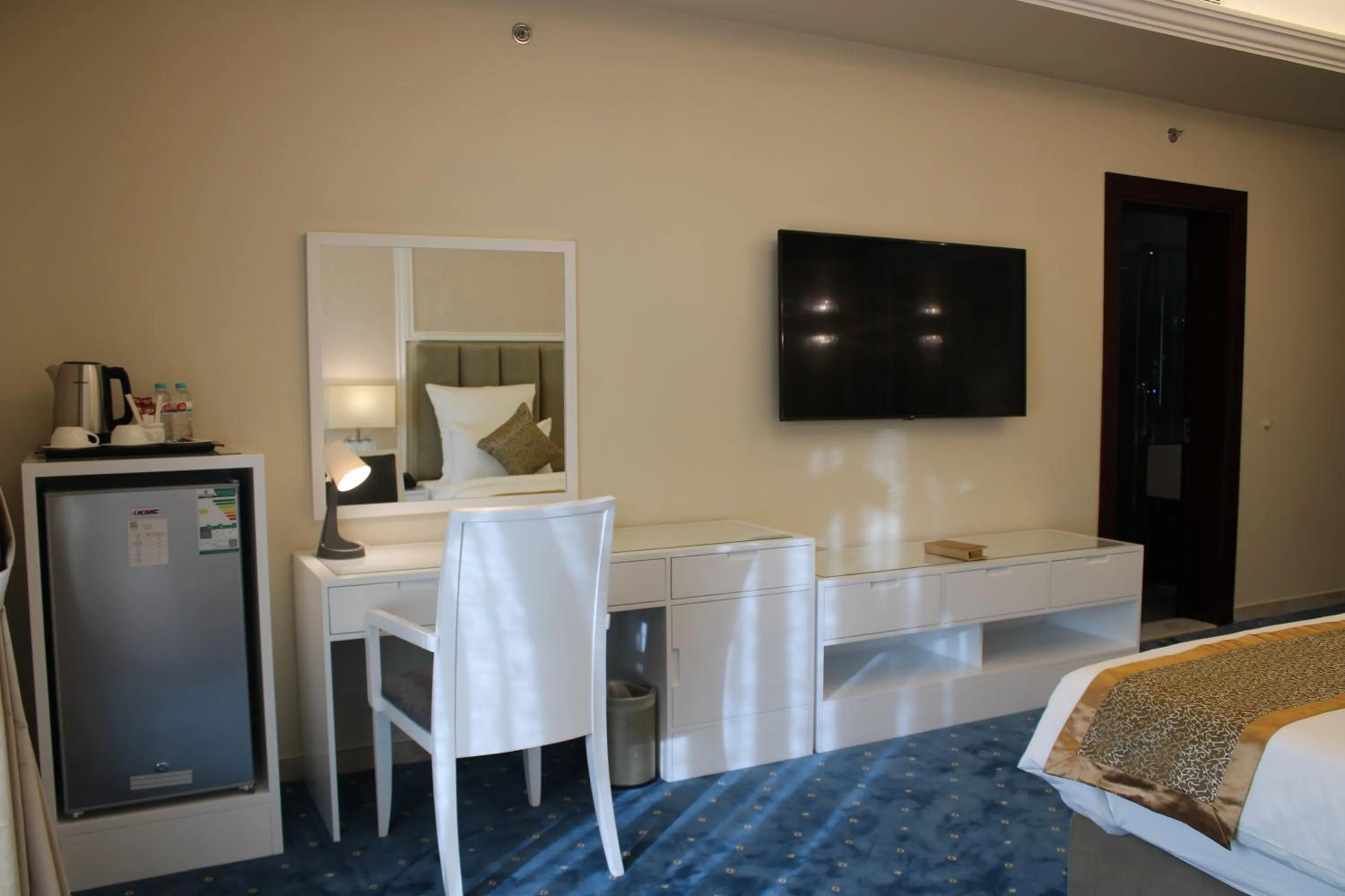 Bedroom, Bed in Remaj Hotel