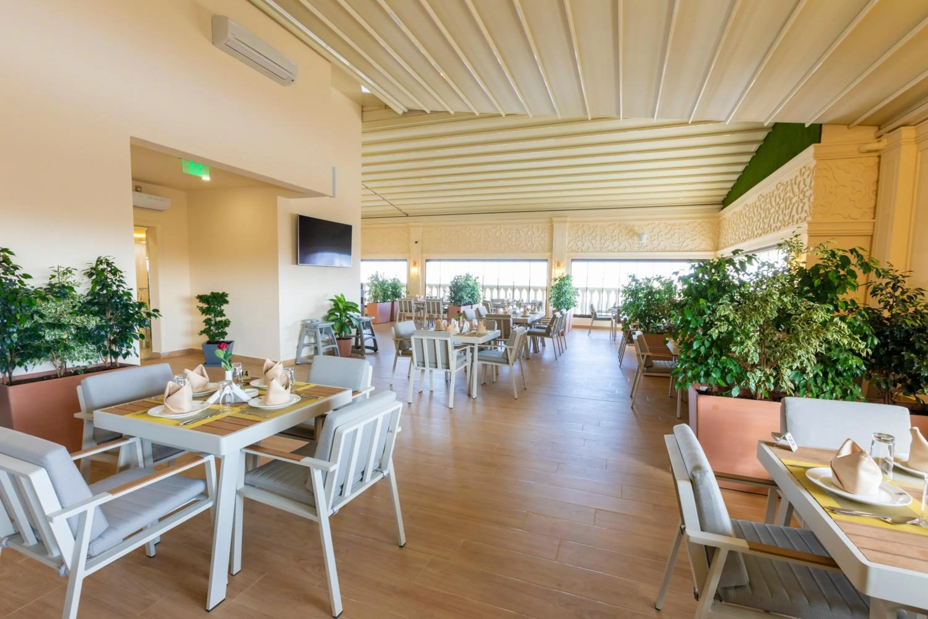 Restaurant/places to eat in Remaj Hotel