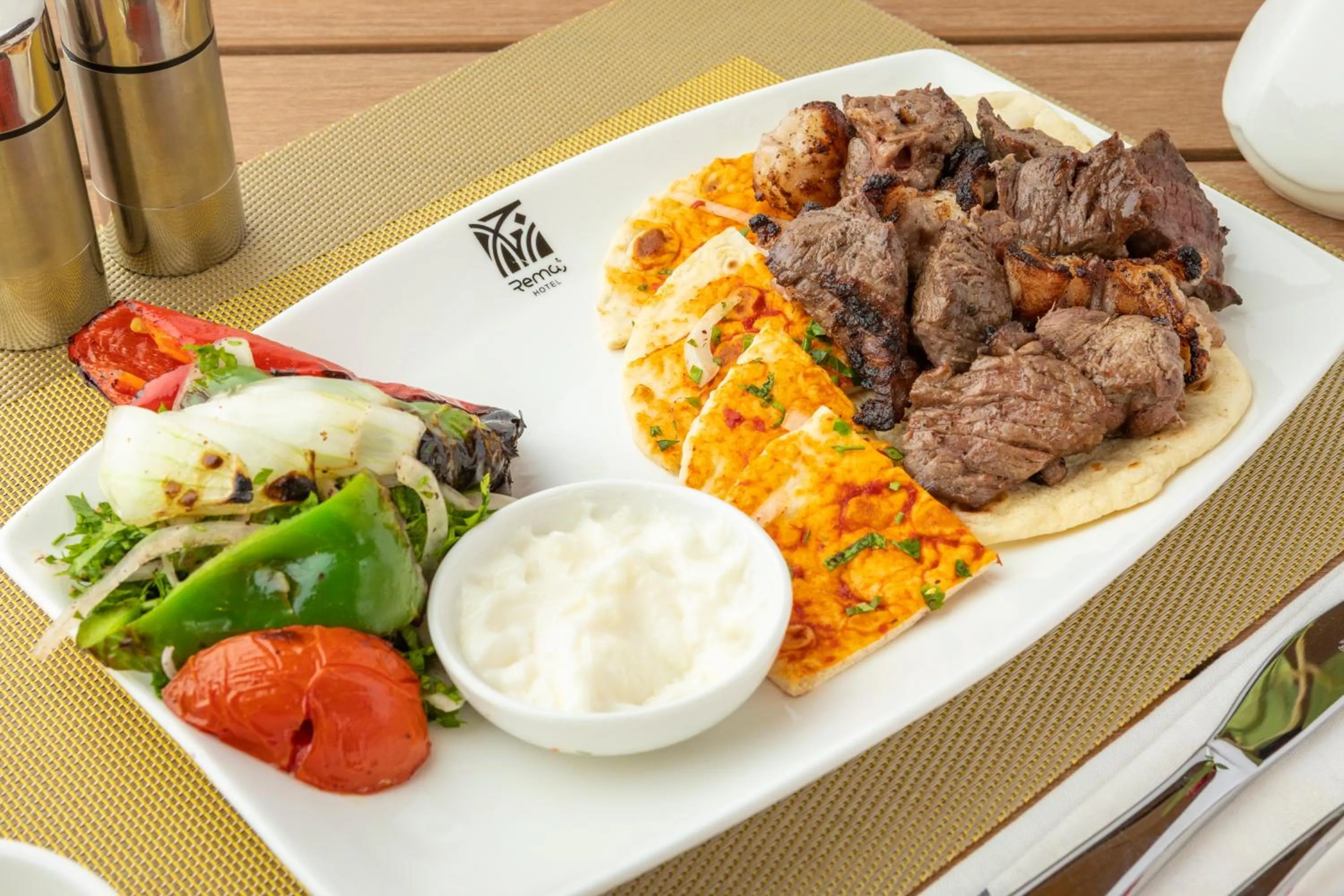 Restaurant/places to eat in Remaj Hotel