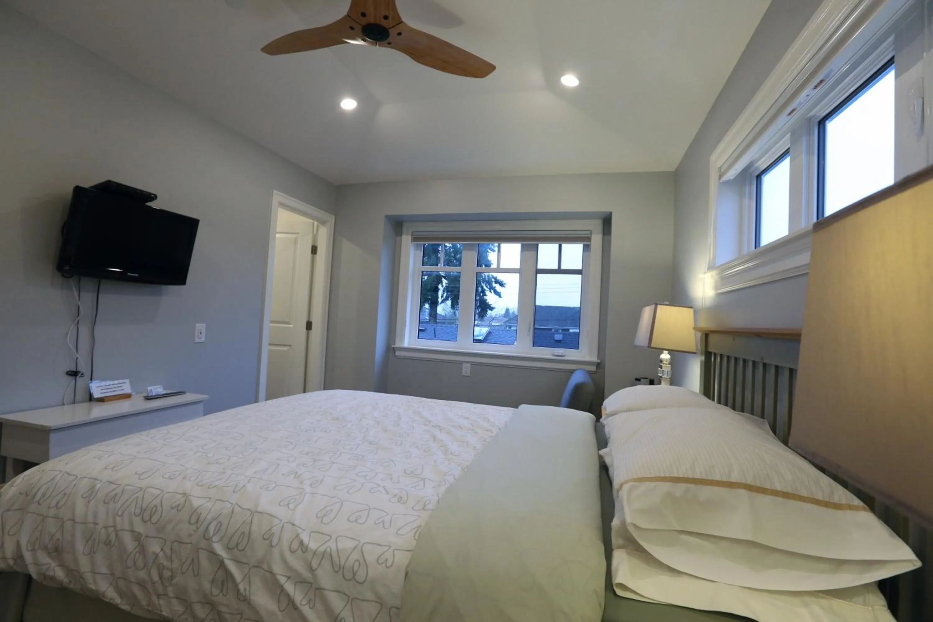 Bed in Vancouver Traveller B&B