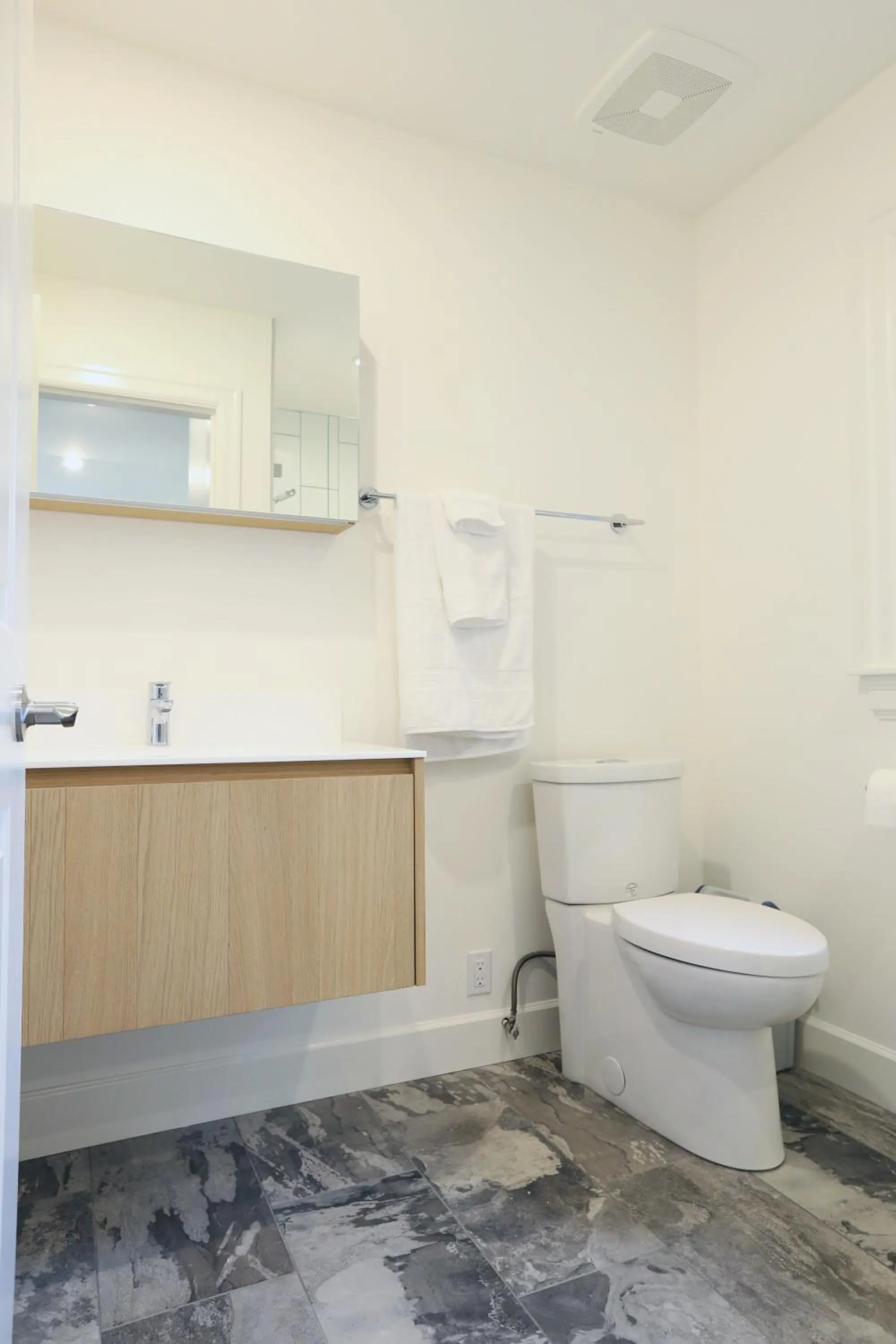 Toilet in Vancouver Traveller B&B