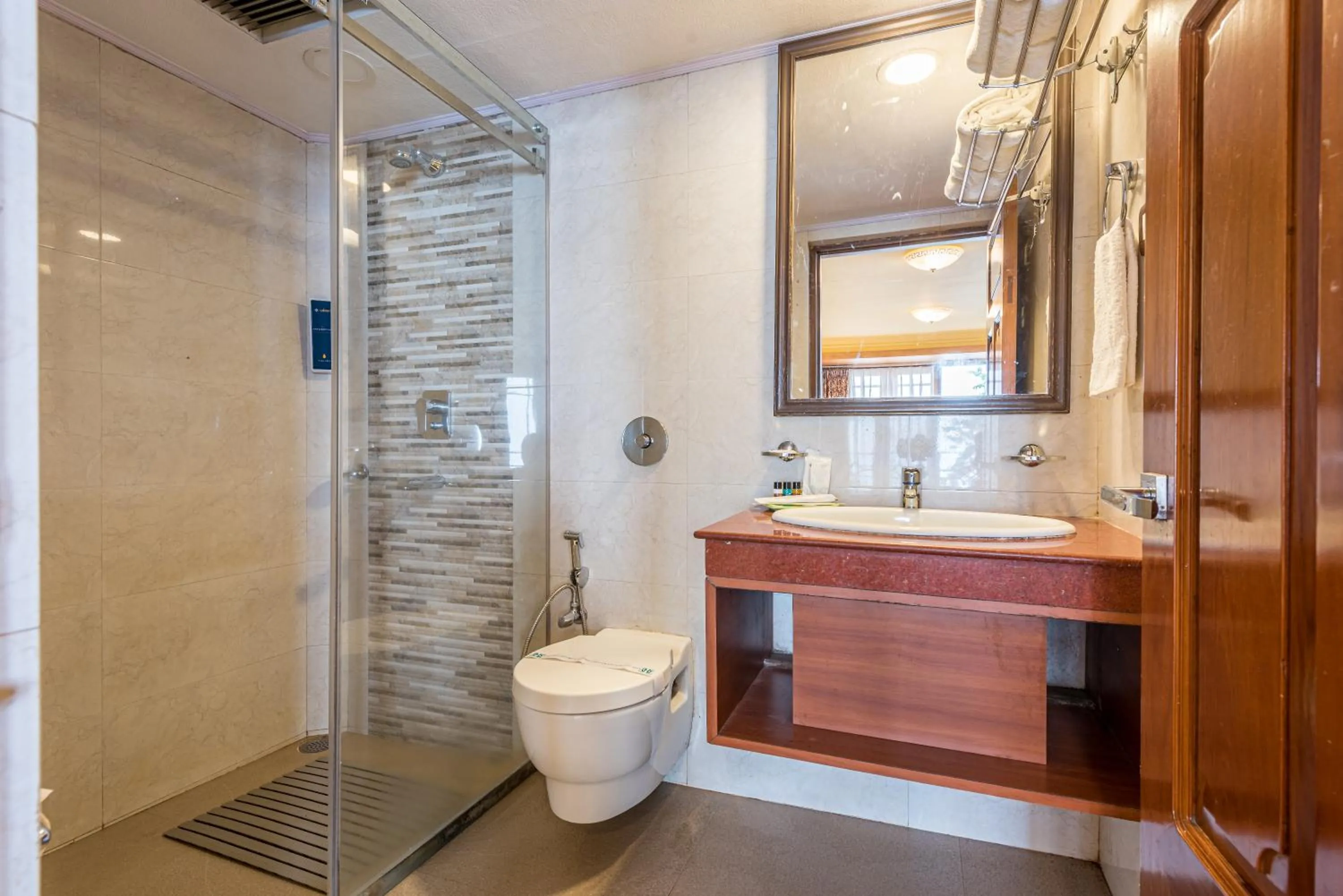 Shower in Udaan Dekeling Resort, Darjeeling