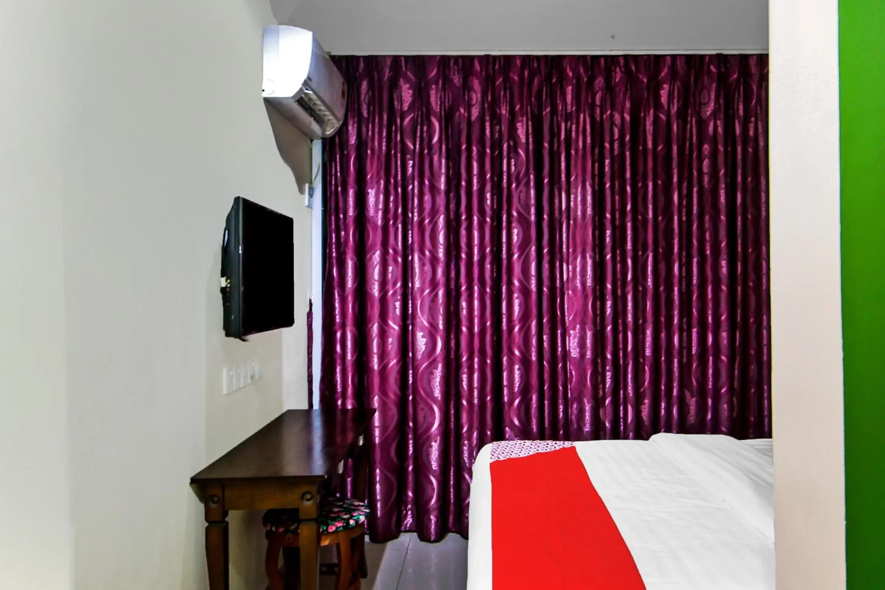 Deluxe King Room in Hotel O Holiday Mansion Inn Deluxe King Room in Hotel O Holiday Mansion Inn