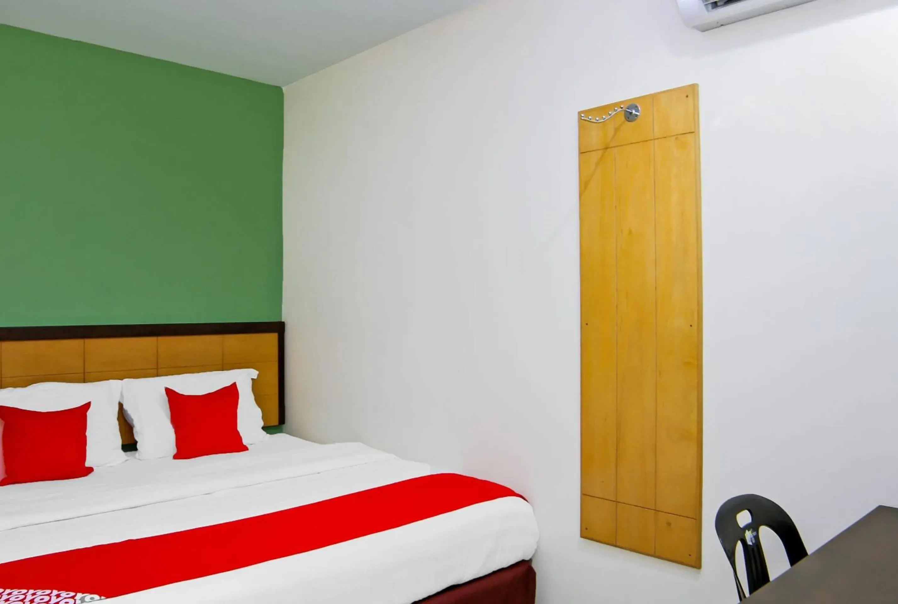 Standard Queen Room in Hotel O Holiday Mansion Inn Standard Queen Room in Hotel O Holiday Mansion Inn