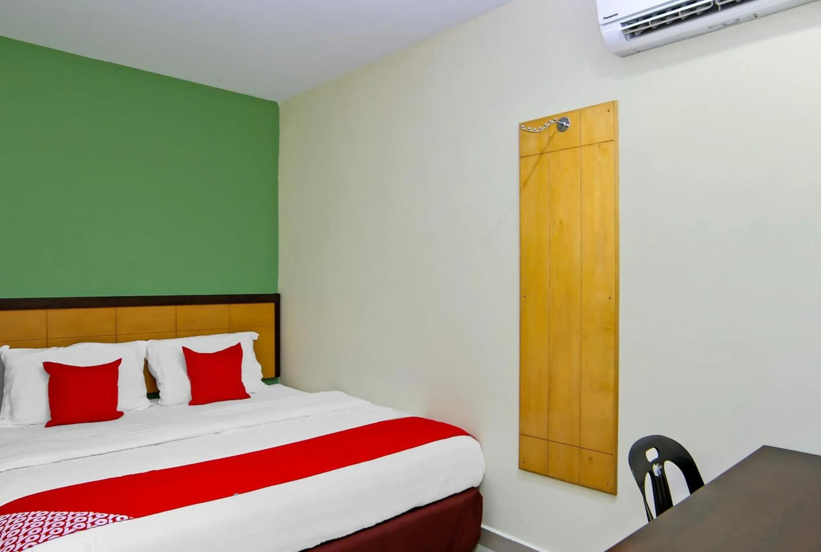 Standard King Room in Hotel O Holiday Mansion Inn Standard King Room in Hotel O Holiday Mansion Inn