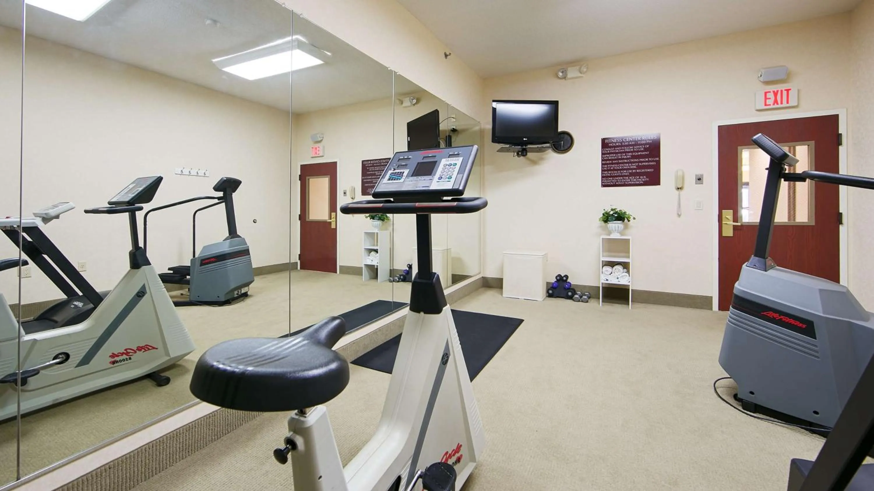 Fitness centre/facilities in Best Western Hiram Inn and Suites