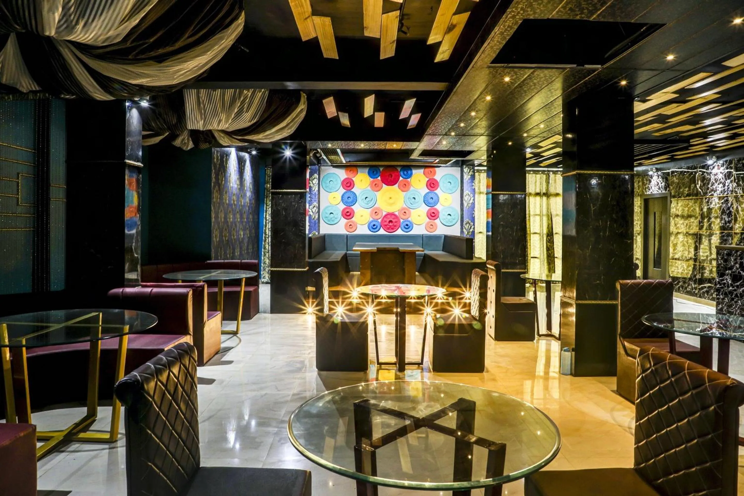 Restaurant/places to eat in Hotel O Vip