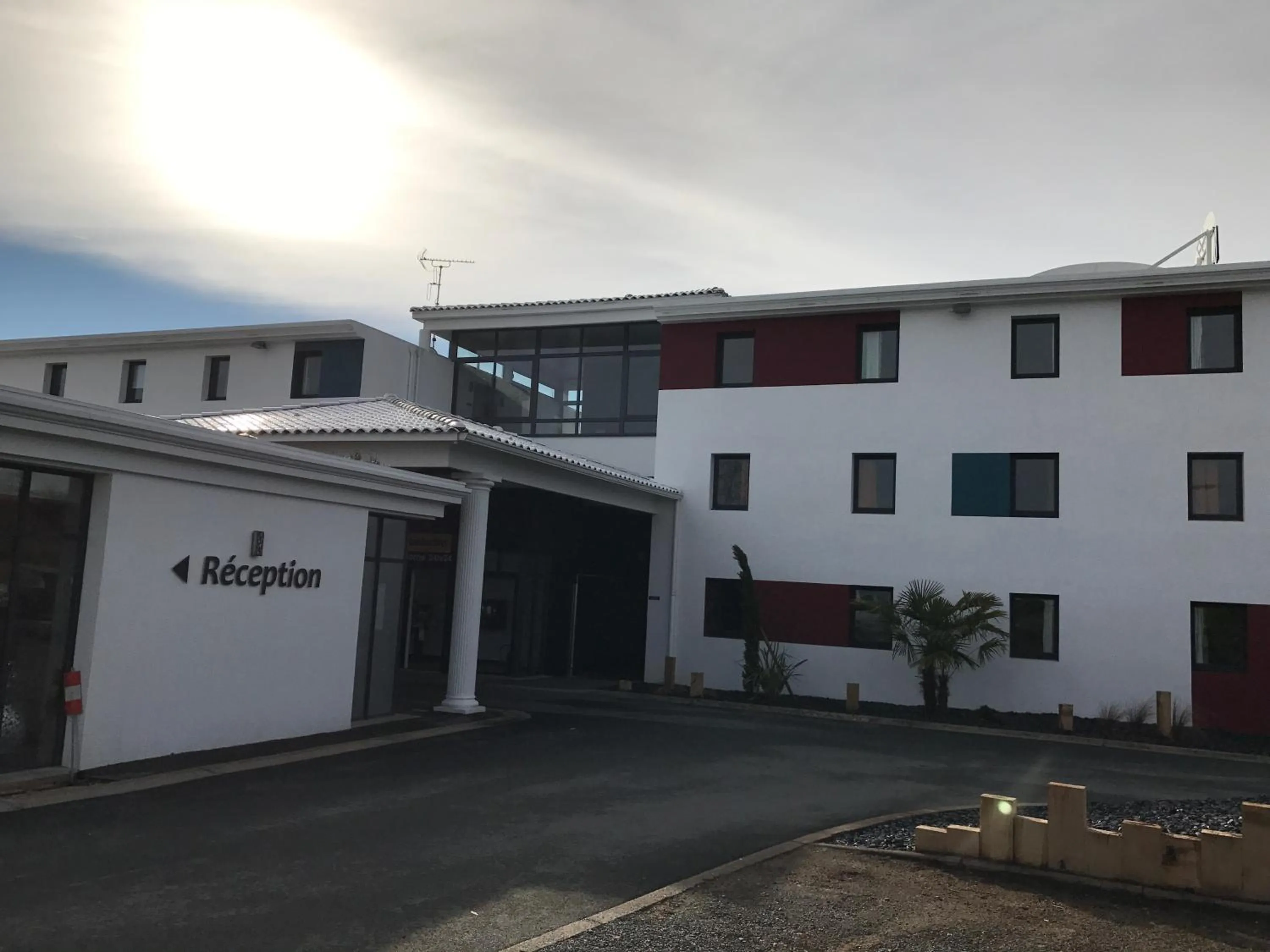 Facade/entrance in Kyriad Direct La Rochelle Aytré