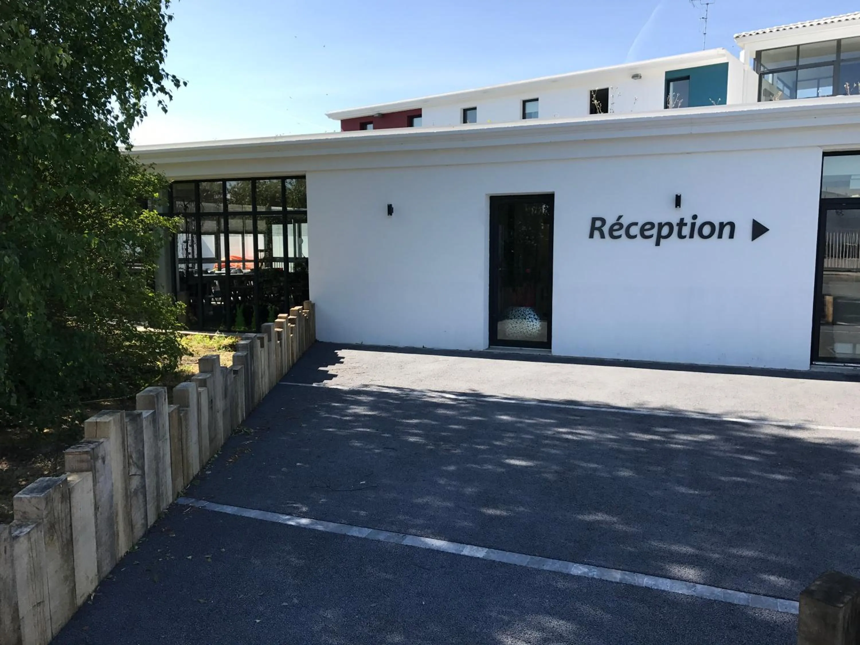 Facade/entrance in Kyriad Direct La Rochelle Aytré