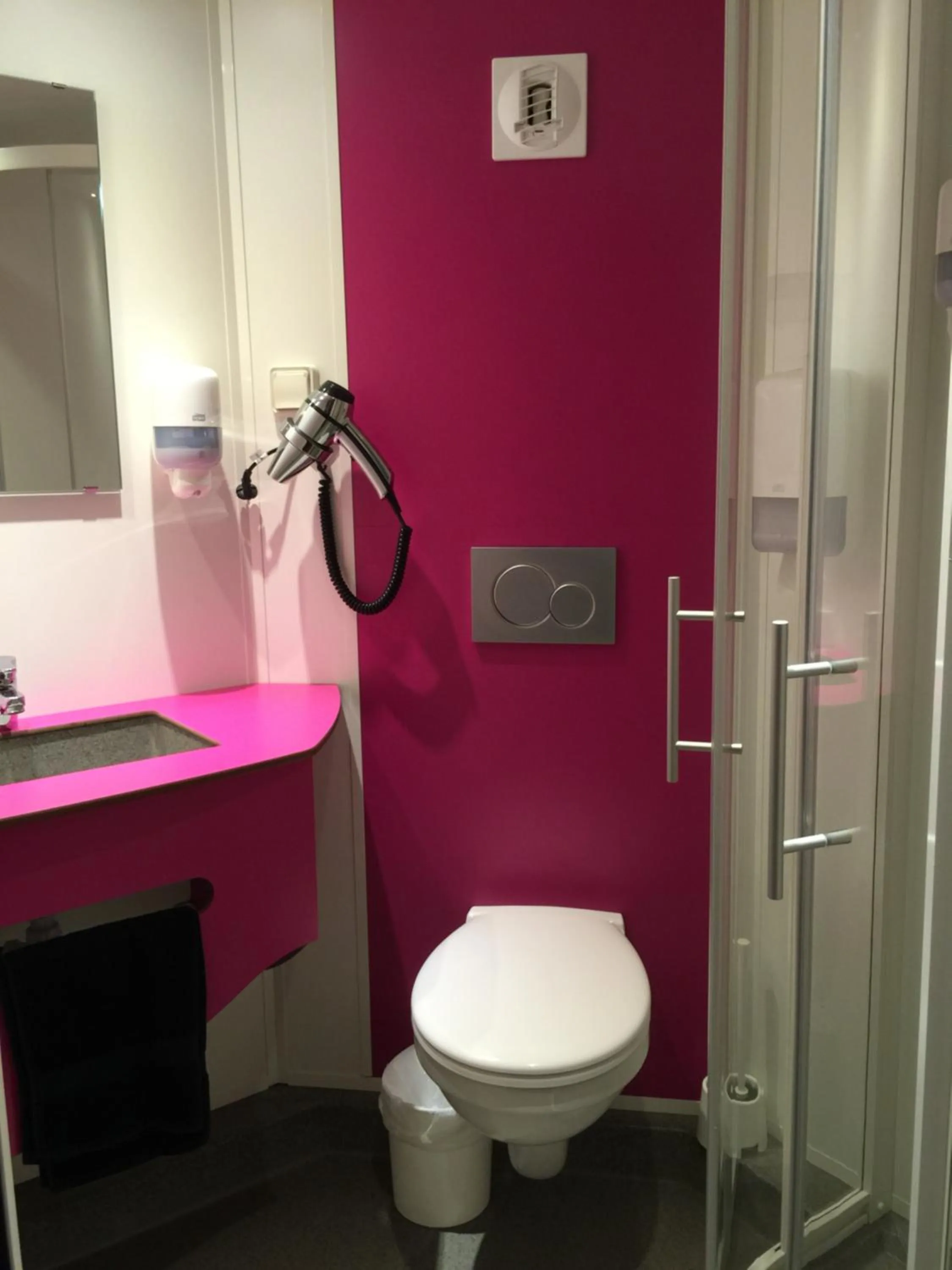 Bathroom in Kyriad Direct La Rochelle Aytré