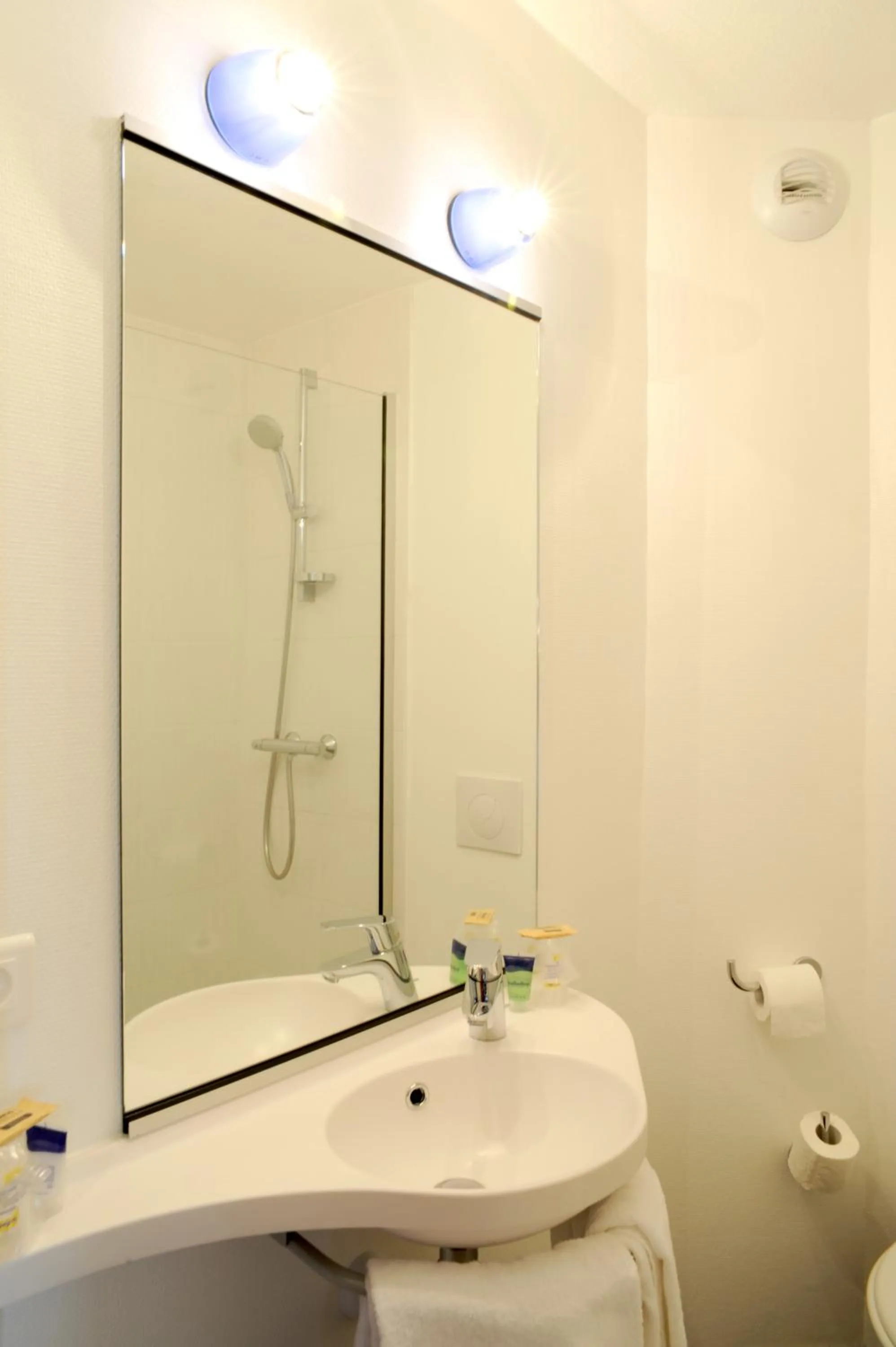 Bathroom in Kyriad Direct La Rochelle Aytré