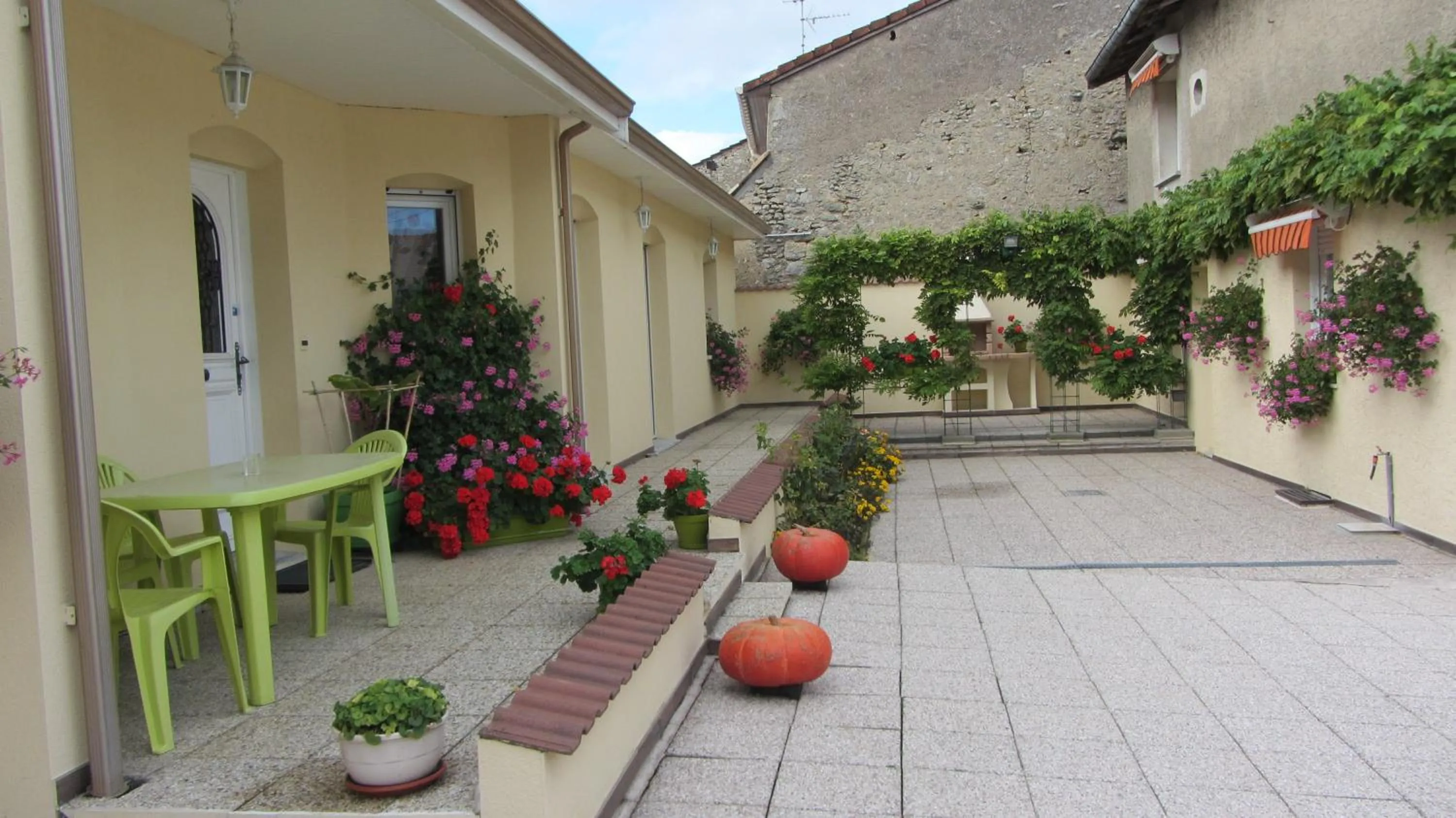 Property building in Les Glycines