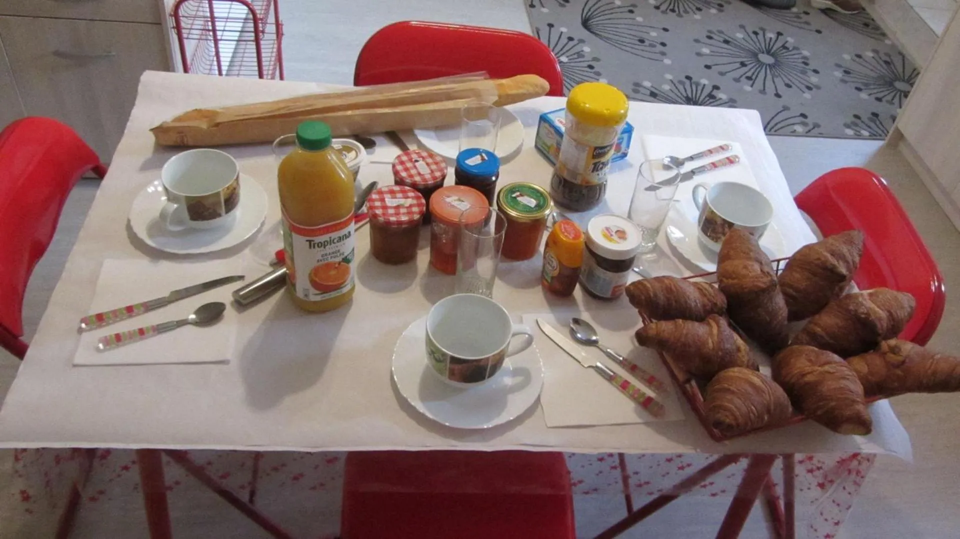 Breakfast in Les Glycines