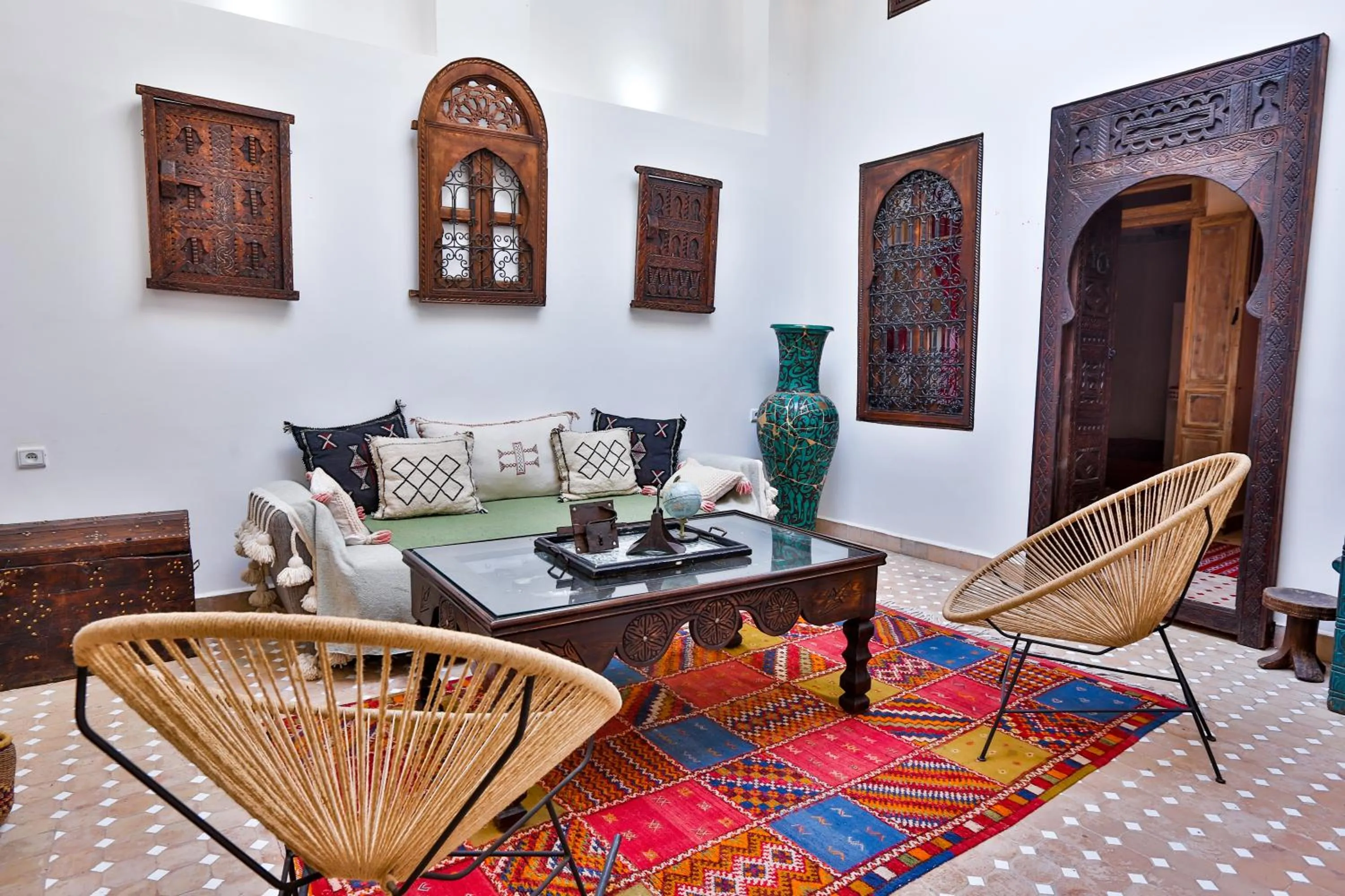 Communal lounge/ TV room in Riad Dada Mouss & Suites