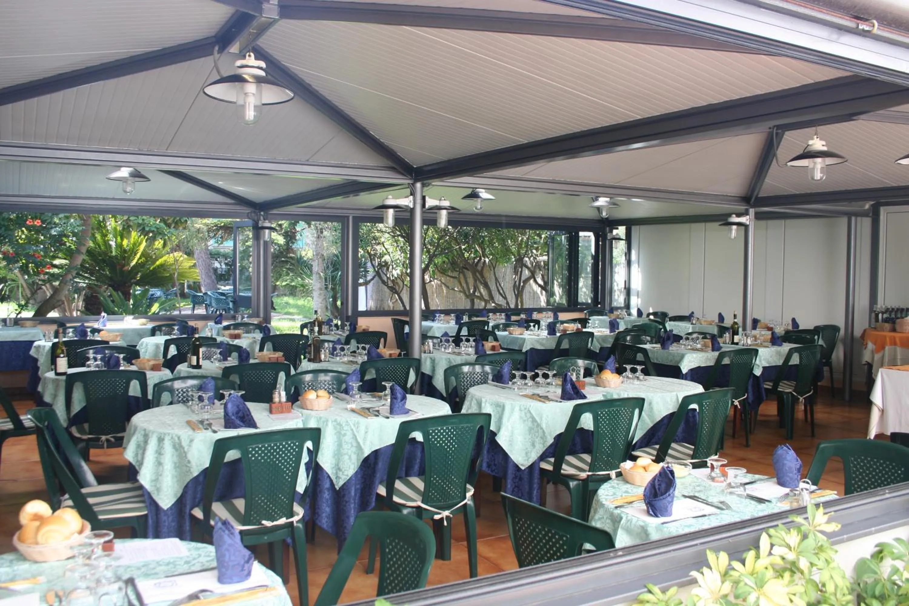 Restaurant/places to eat in Hotel Rosalia