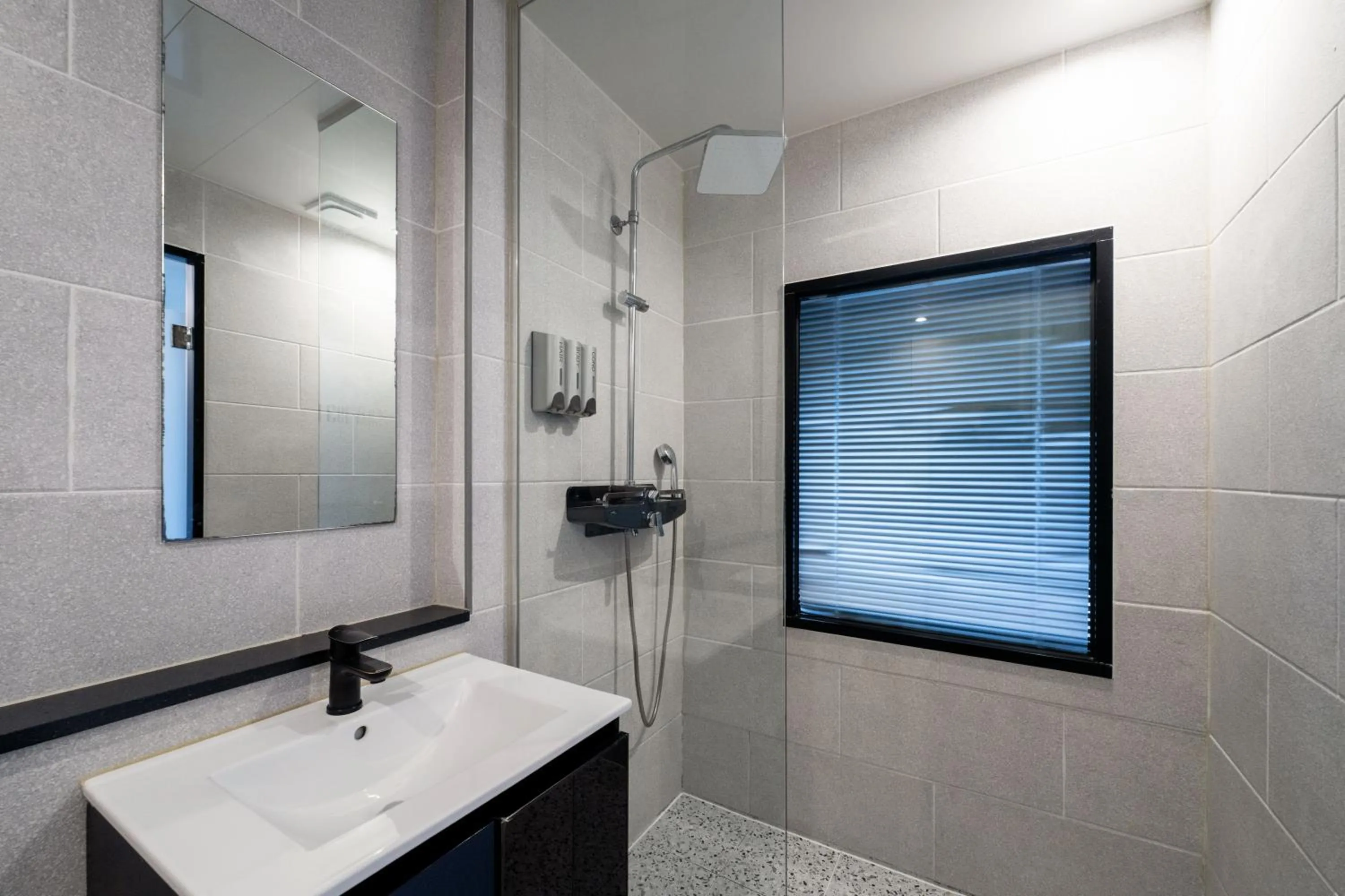 Shower in Gray 193 Hotel