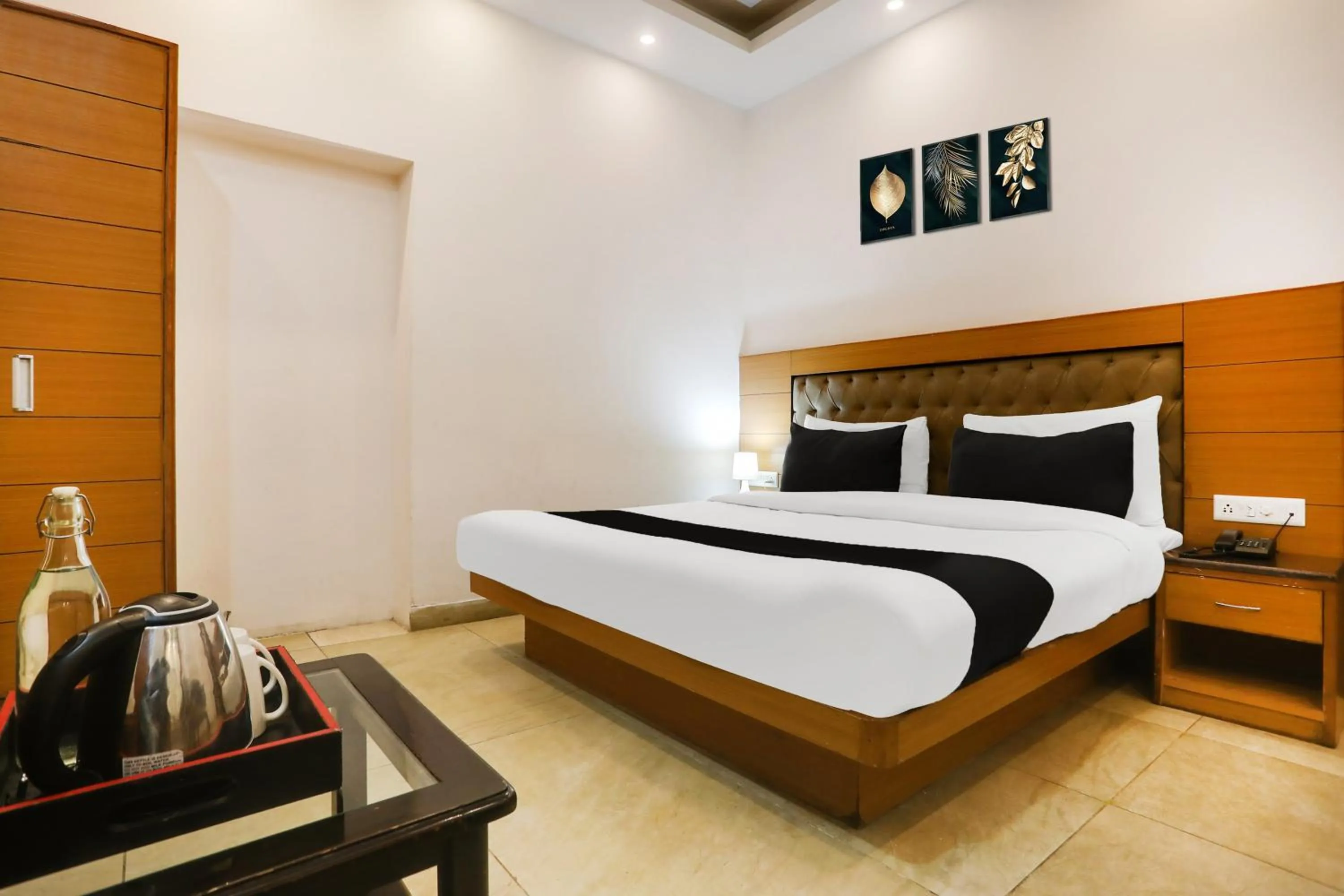 Bedroom, Bed in Collection O Mall Road Near St. Georges College