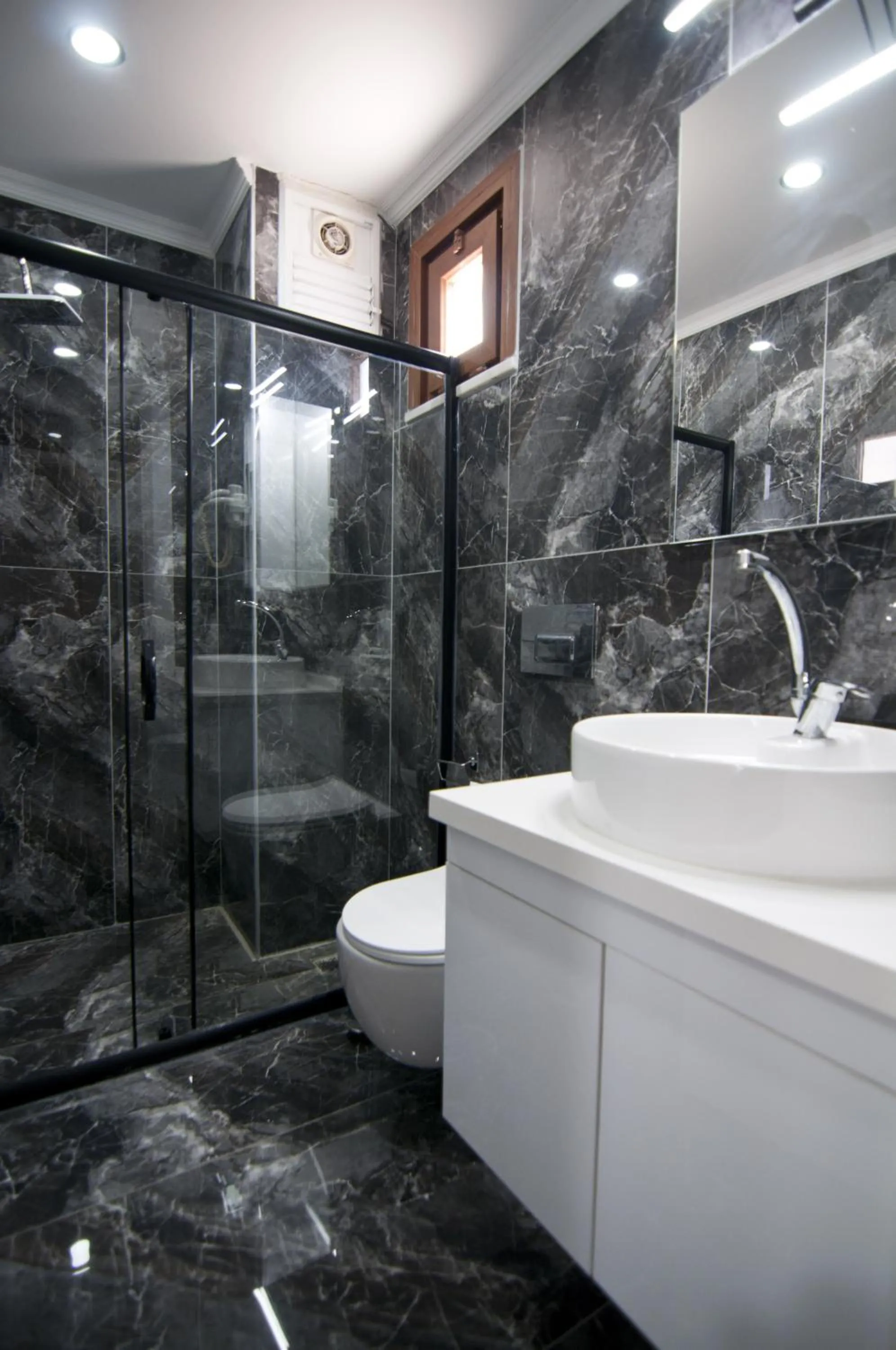 Bathroom in Grand Bagoz Hotel