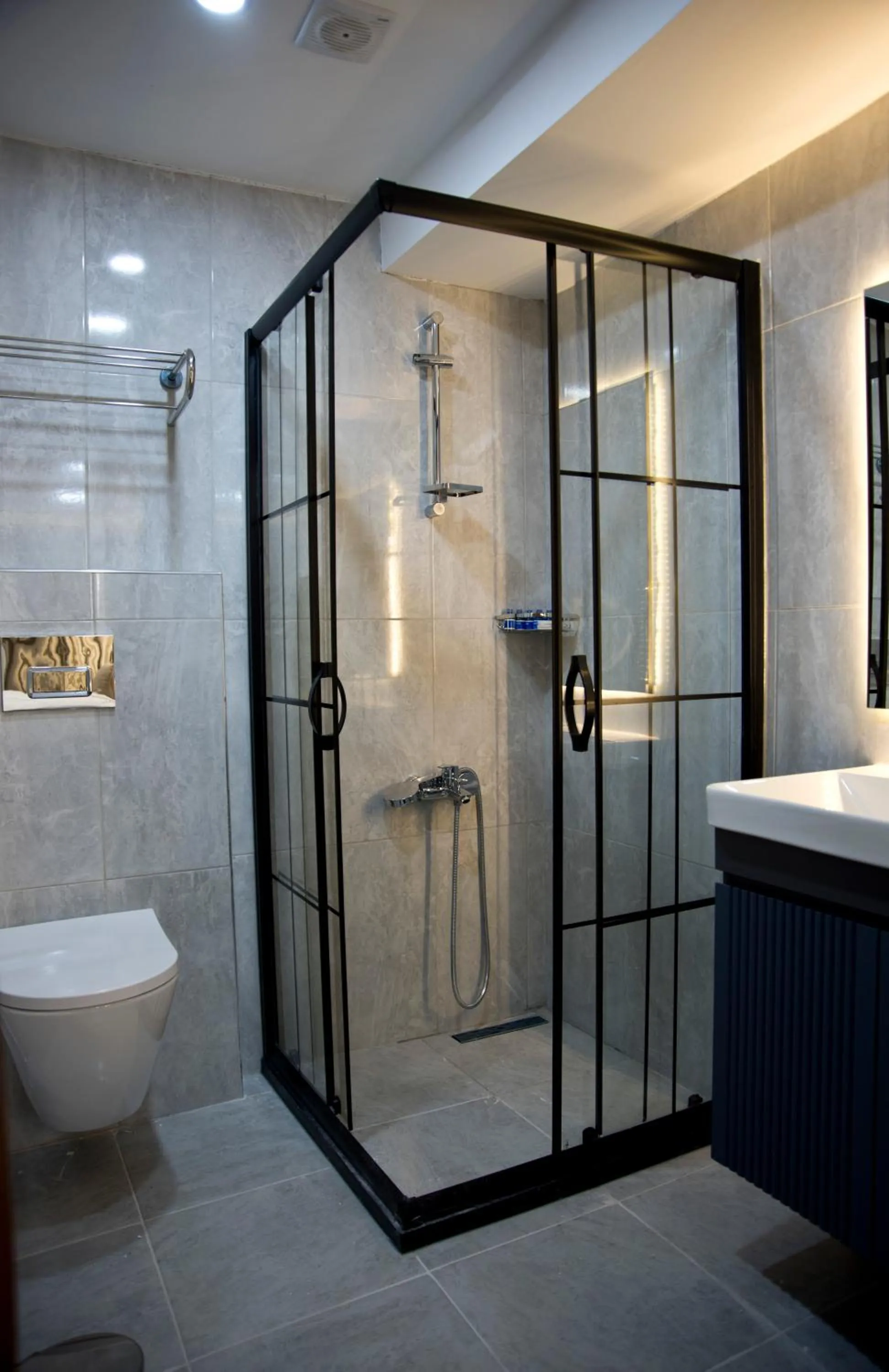 Bathroom in Grand Bagoz Hotel