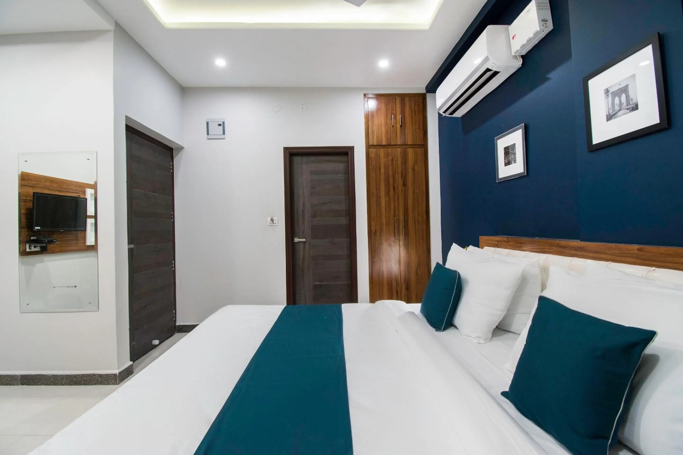 Bedroom, Bed in Collection O Blue Shine