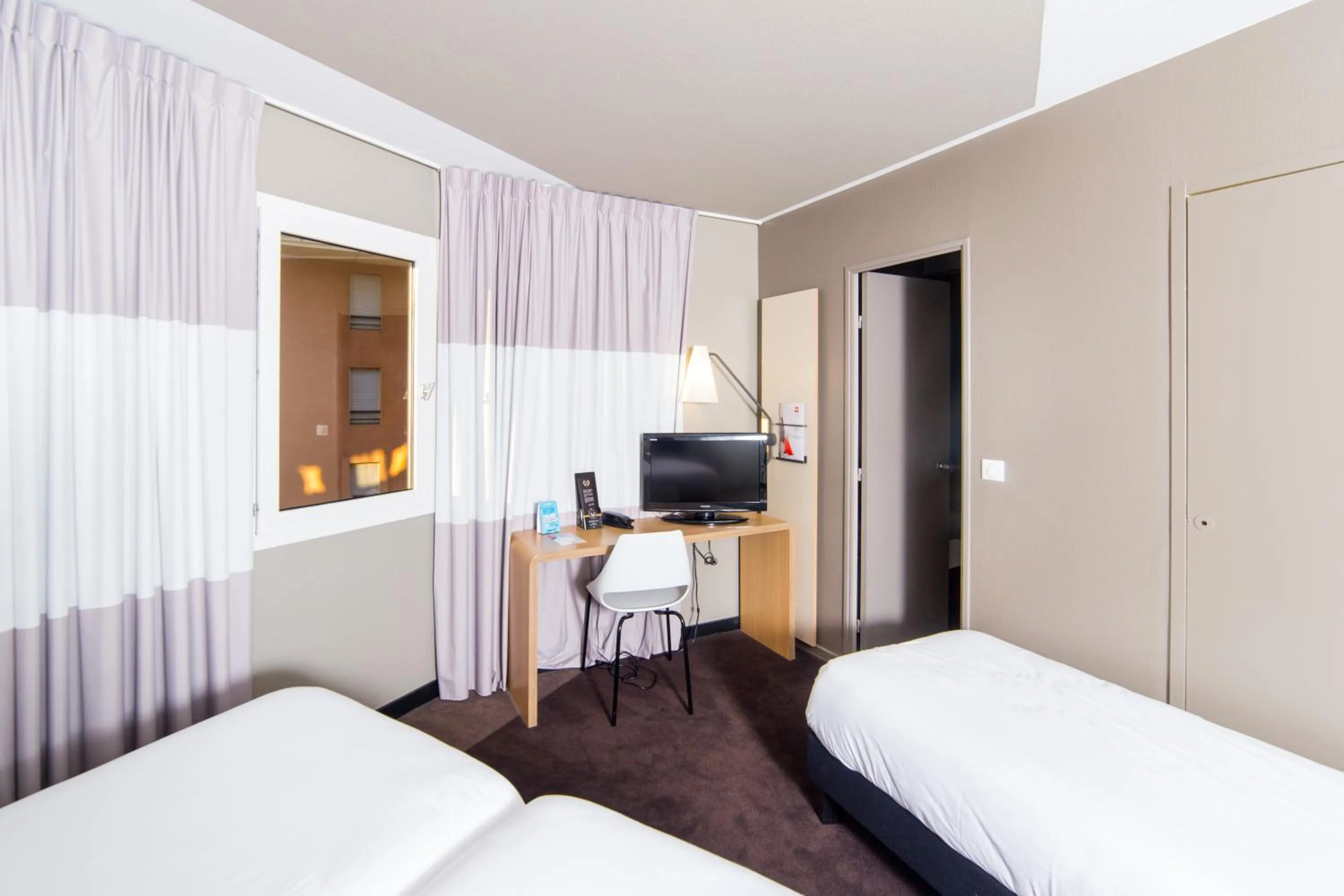 Photo of the whole room, Bed in Ibis Toulouse Purpan Aeroport