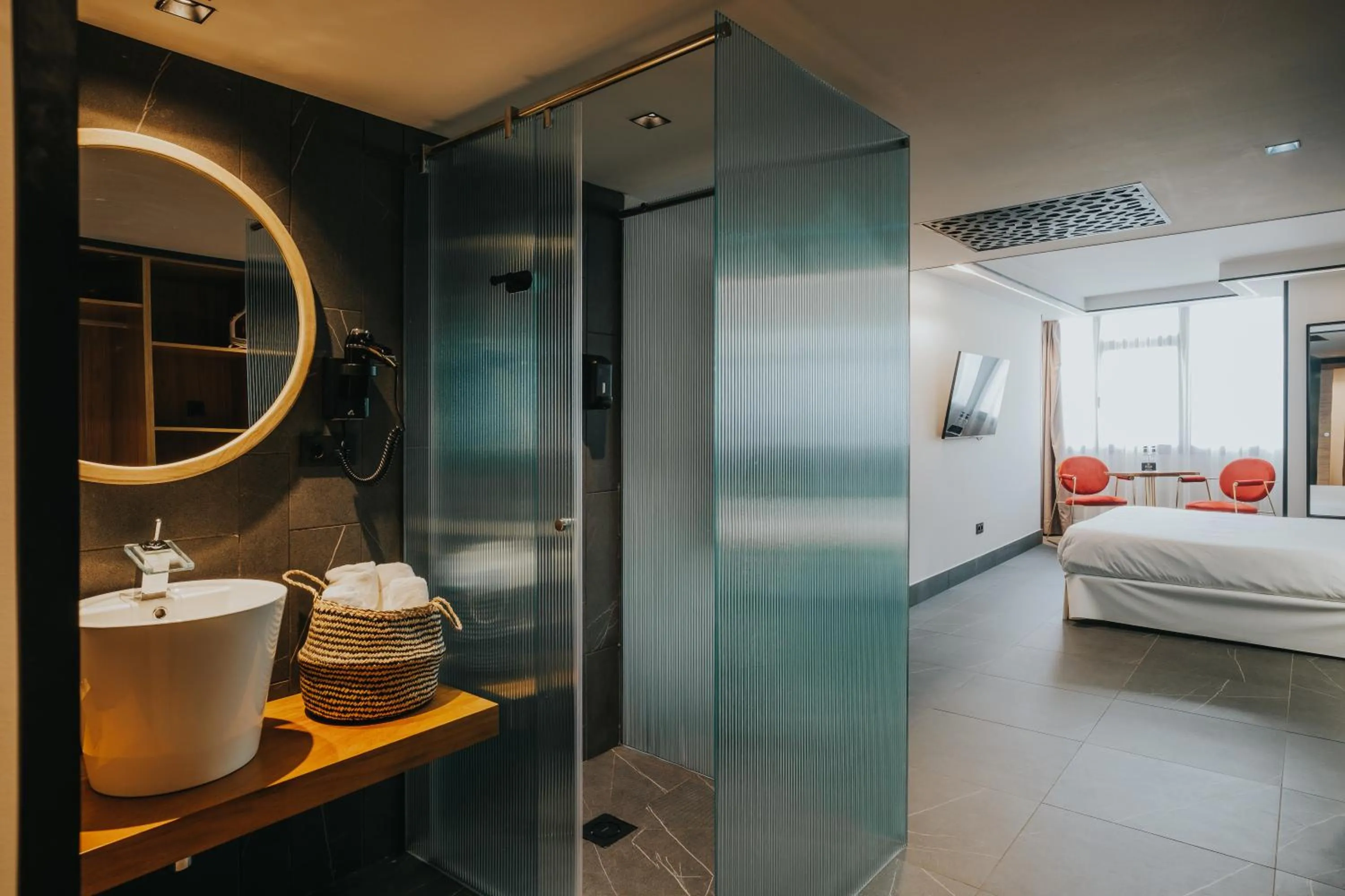 Shower, Bed in Poem Suites, Las Canteras