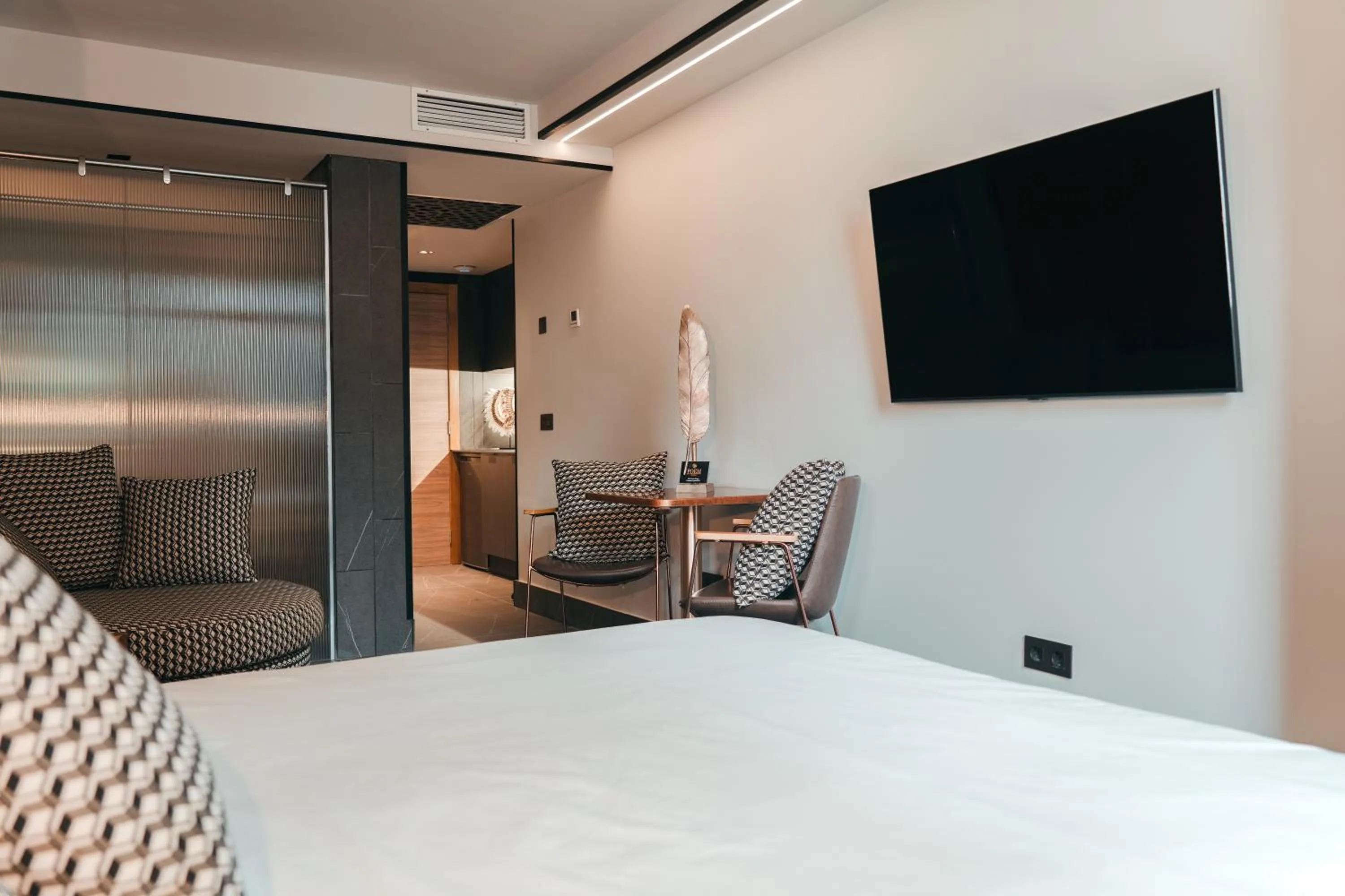 Shower, Bed in Poem Suites, Las Canteras