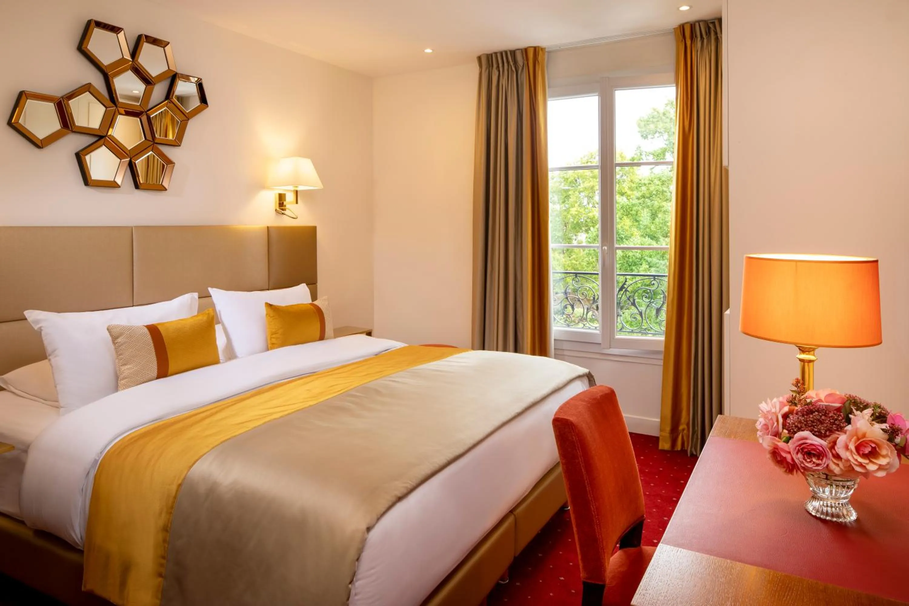 Bed in Hotel De Suede Saint Germain