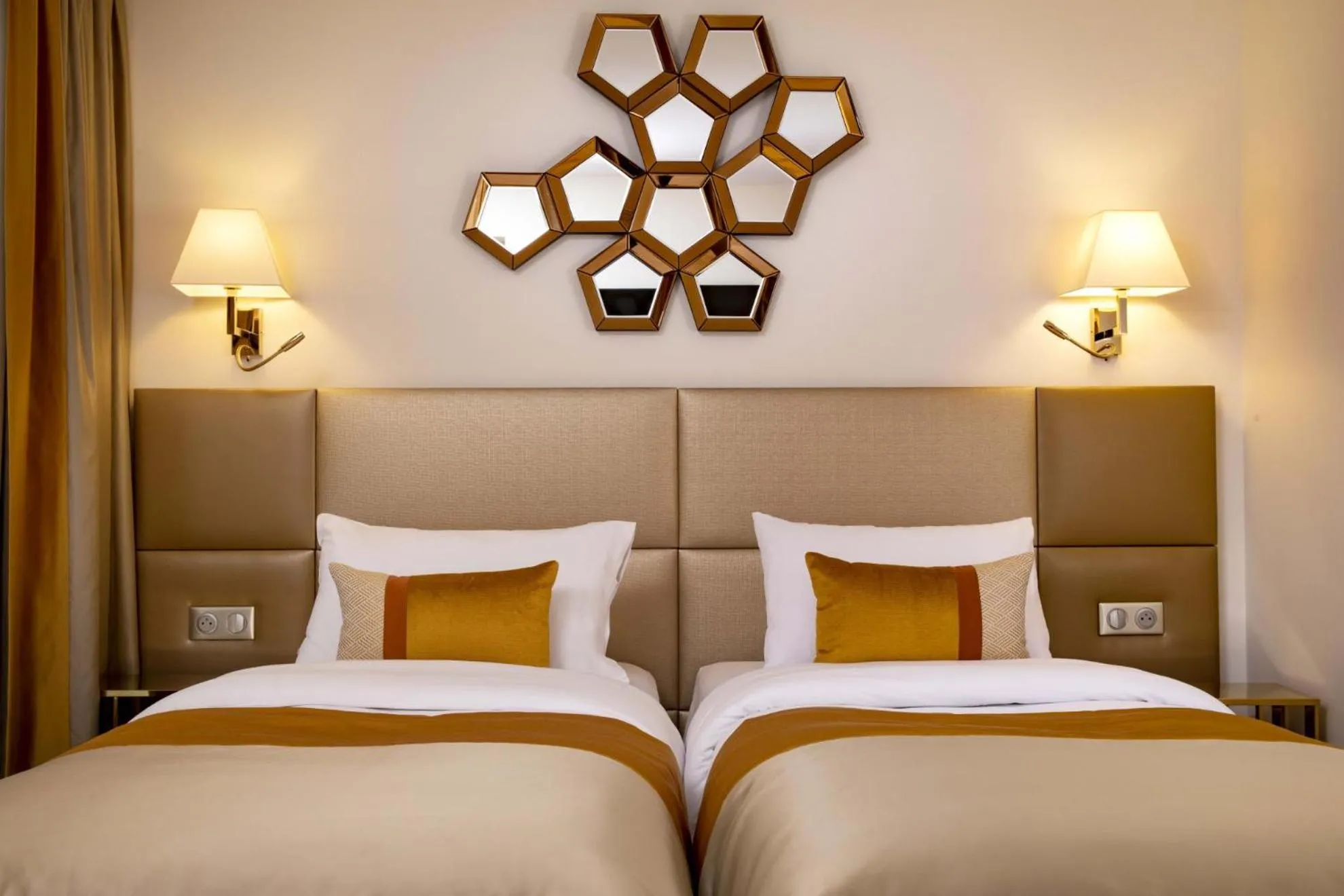 Bed in Hotel De Suede Saint Germain