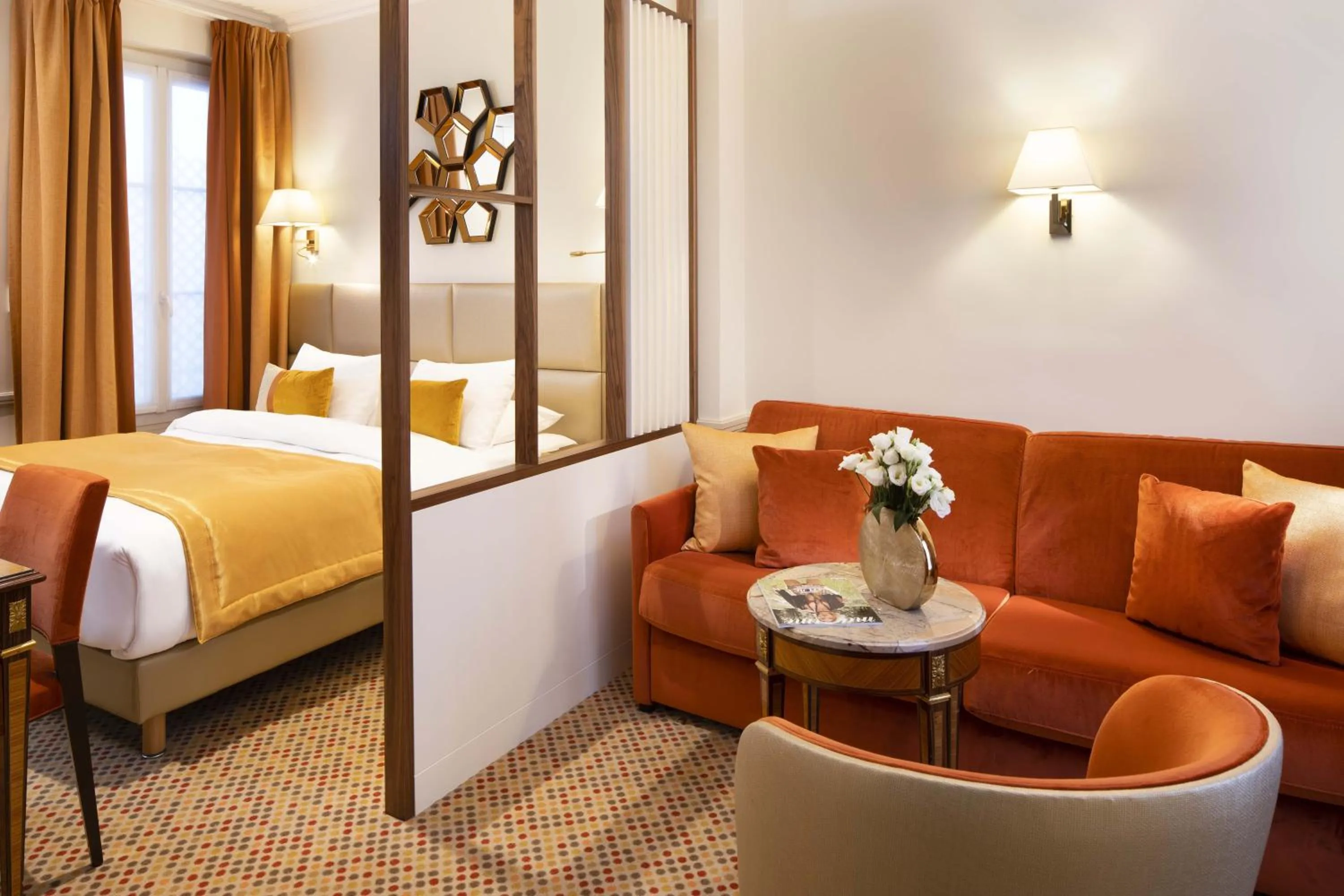 Bed in Hotel De Suede Saint Germain