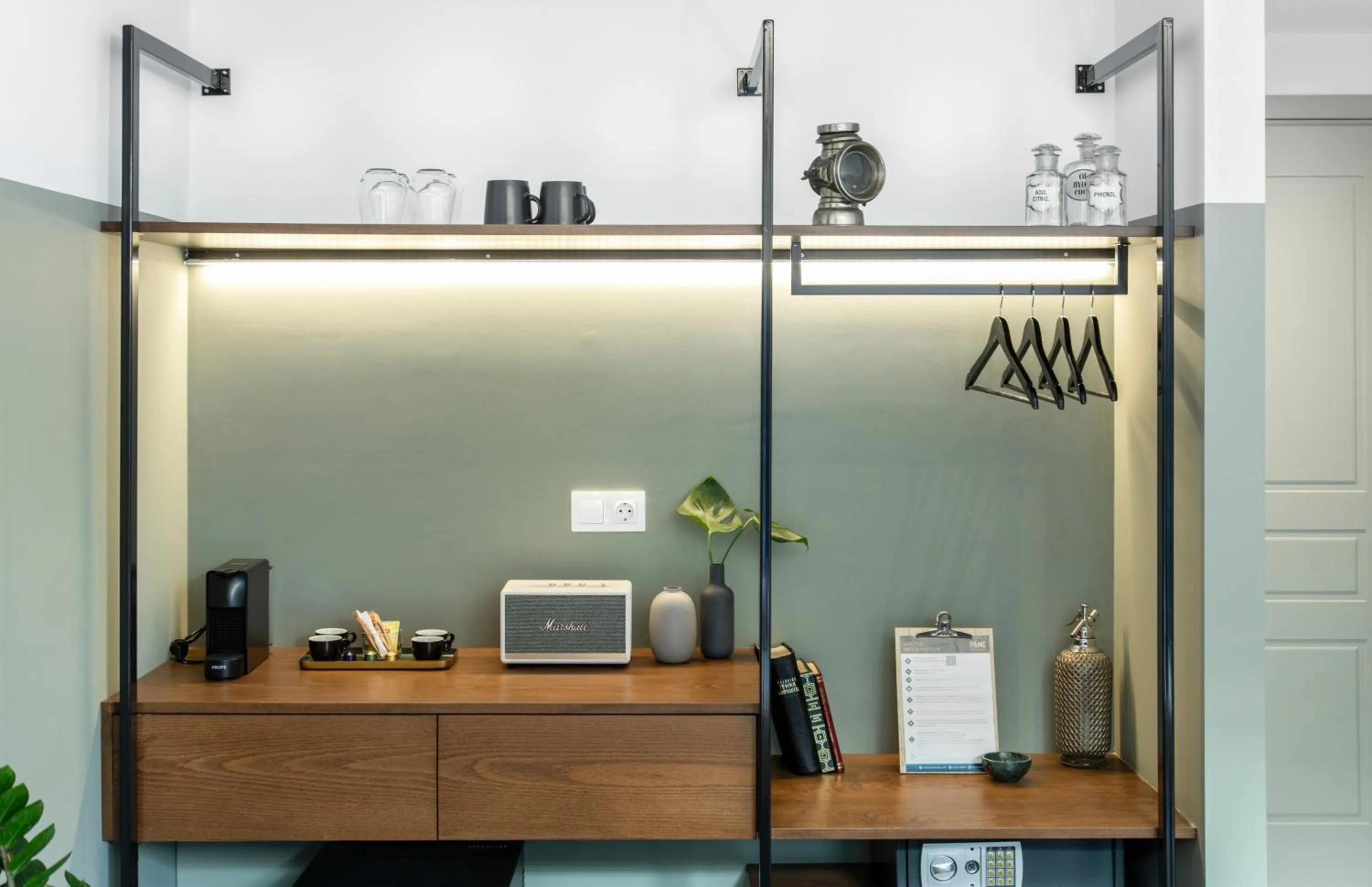 Photo of the whole room in PAME Paradiso