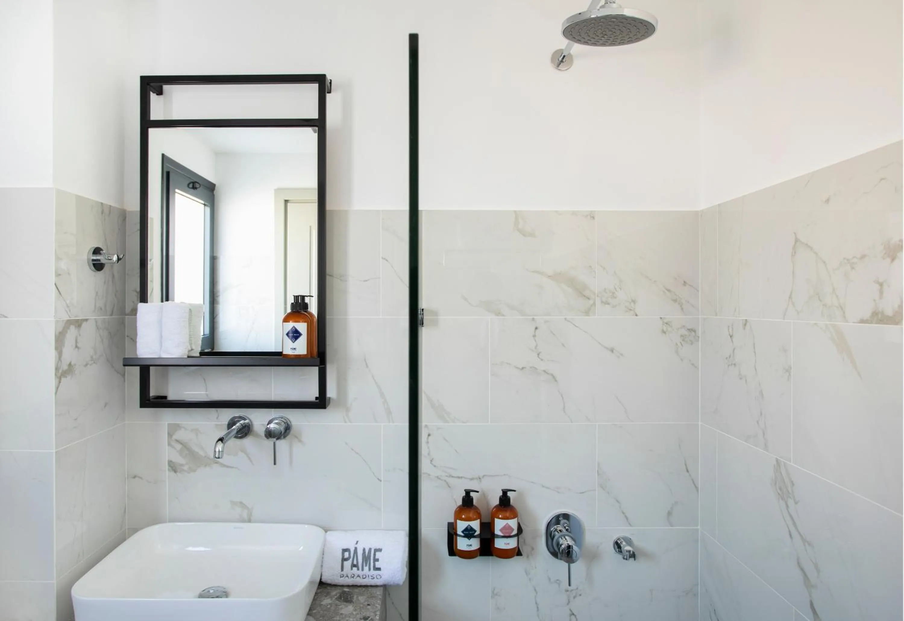 Shower in PAME Paradiso