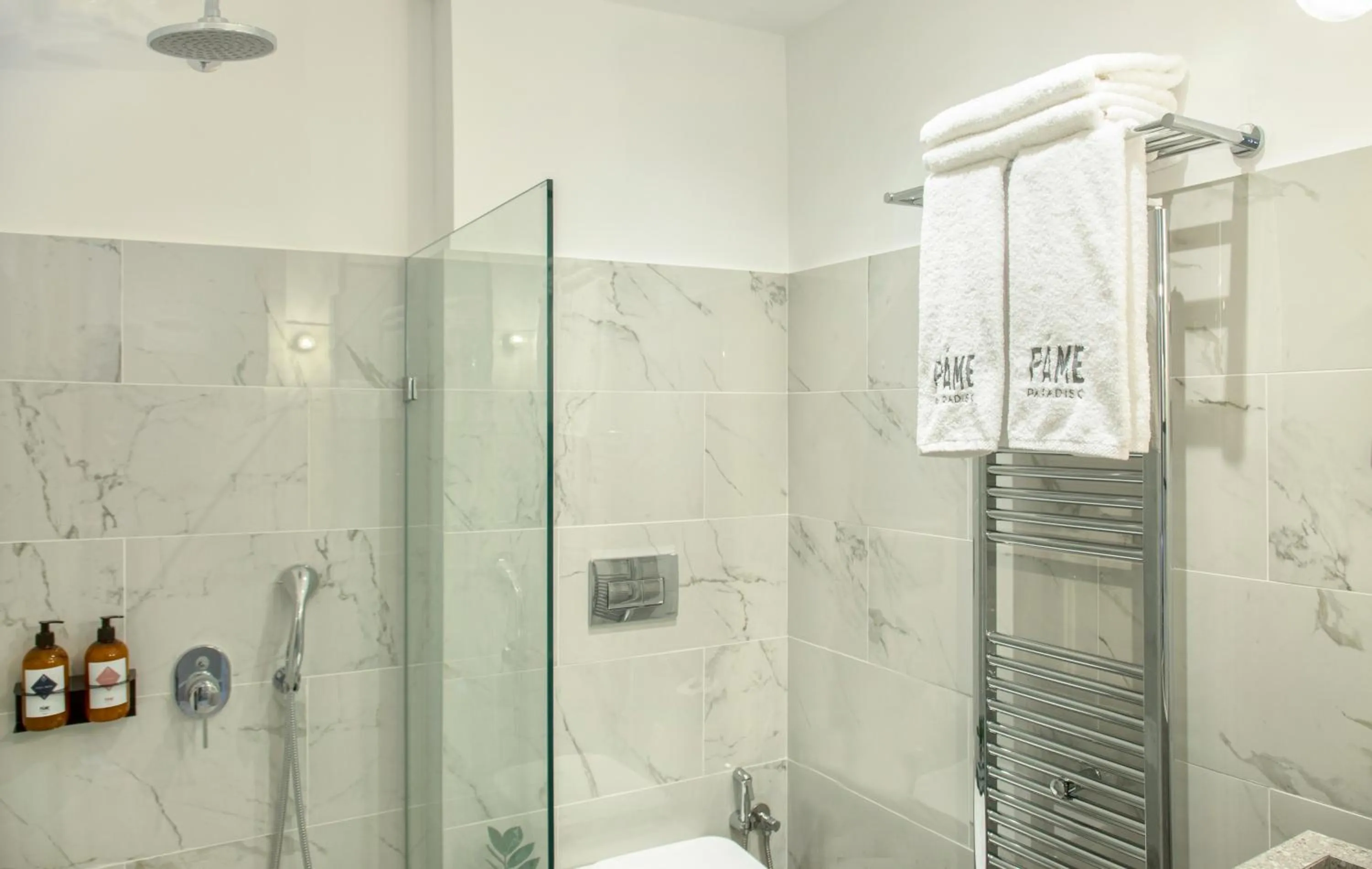 Shower in PAME Paradiso