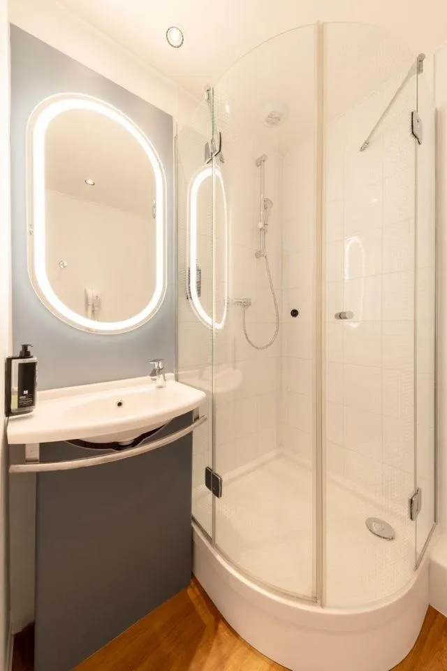 Shower in ibis Nice Centre Notre Dame