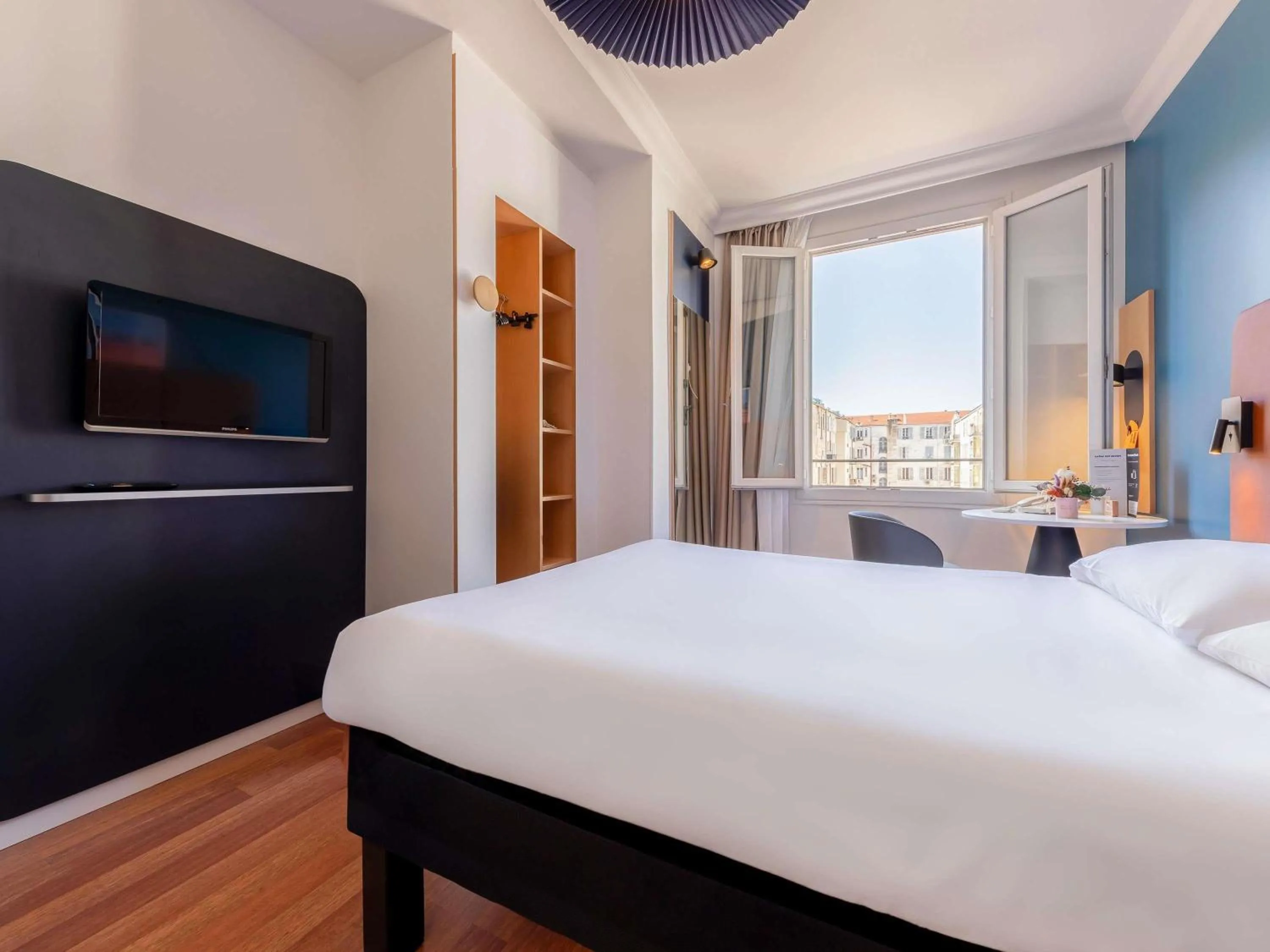 Bedroom, Bed in ibis Nice Centre Notre Dame