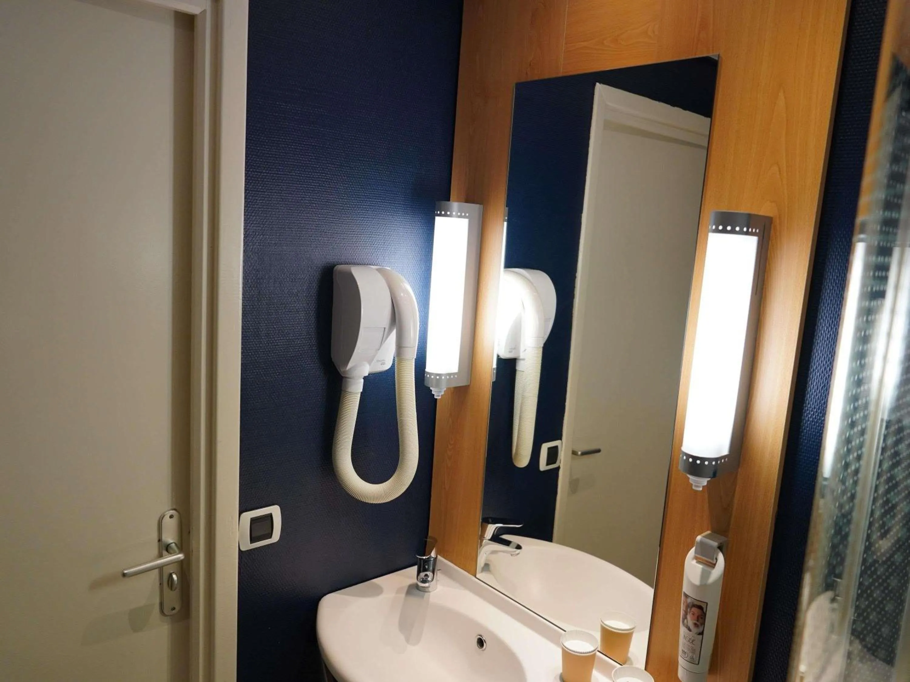 Bedroom in ibis Nice Centre Notre Dame