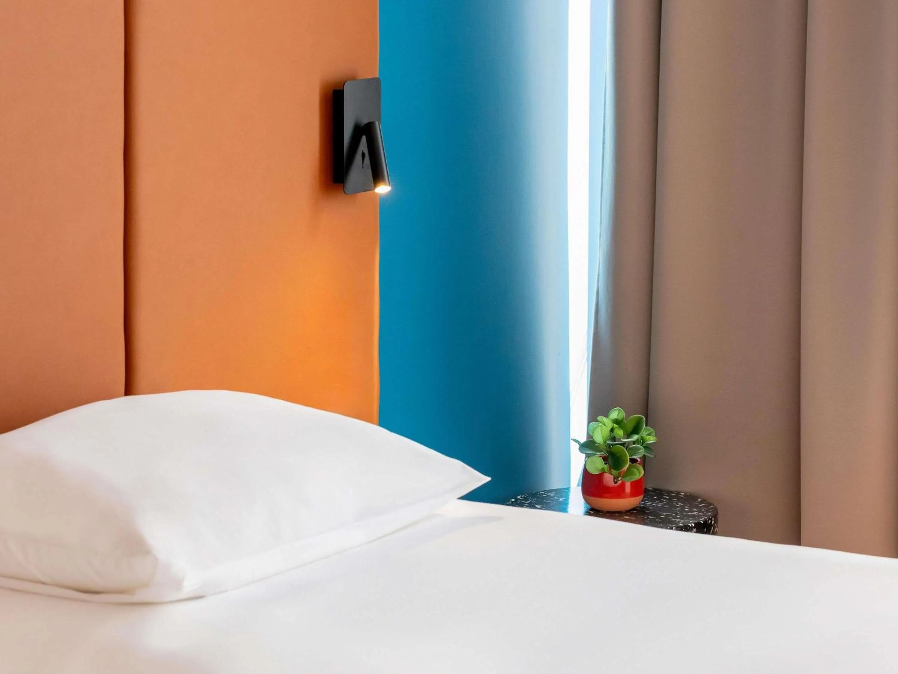 Bedroom, Bed in ibis Nice Centre Notre Dame