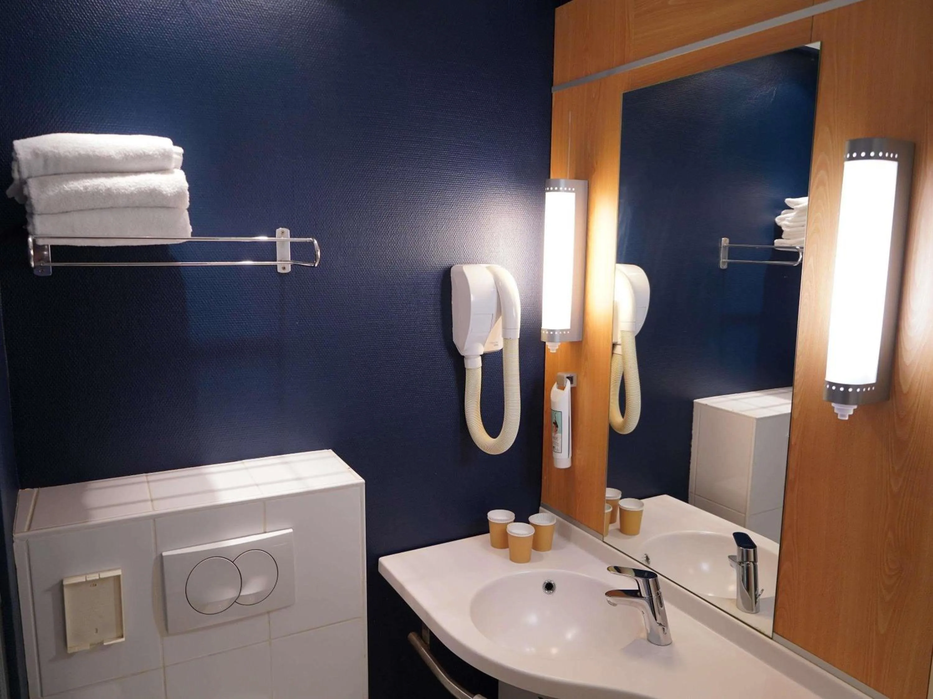 Bedroom in ibis Nice Centre Notre Dame