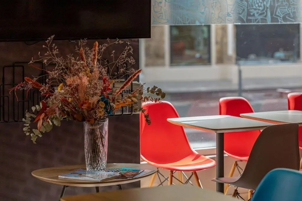 Dining area in ibis Nice Centre Notre Dame