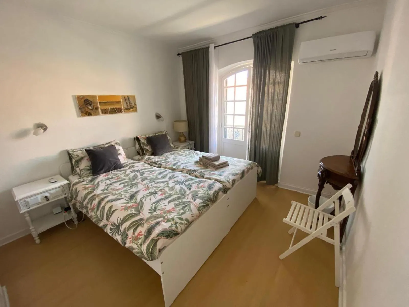 Twin Room with Private Bathroom in Ljmonade Hostel