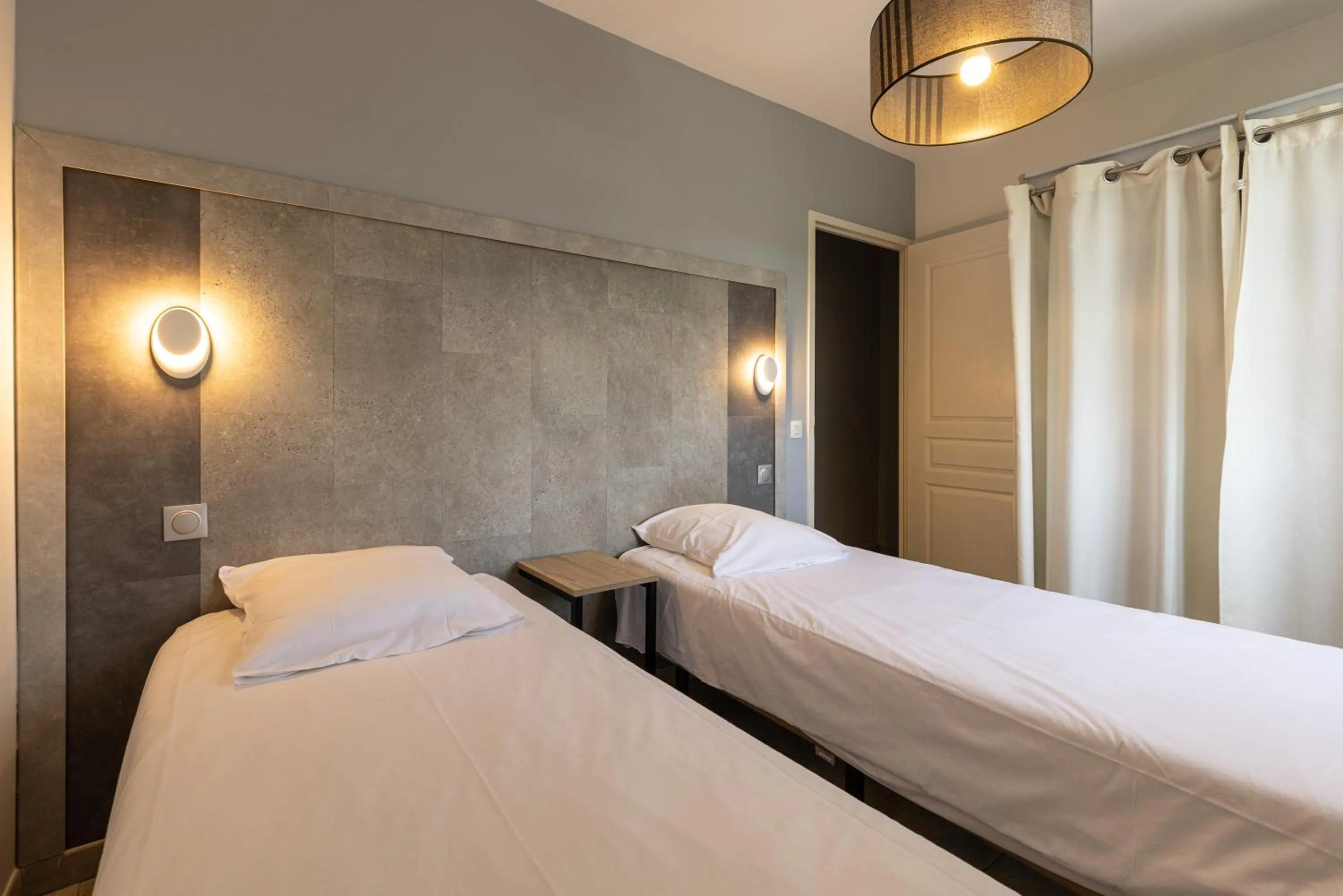 Photo of the whole room, Bed in Les Collines Iduki